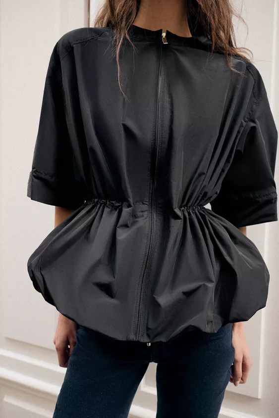 Round neck parka with short sleeves. Adjustable waist with internal drawstrings. Side pockets. Pu... | Zara UK