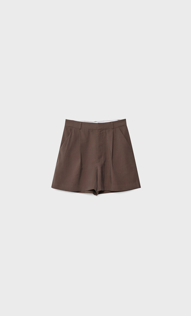 Smart shorts with darts | Stradivarius (UK)