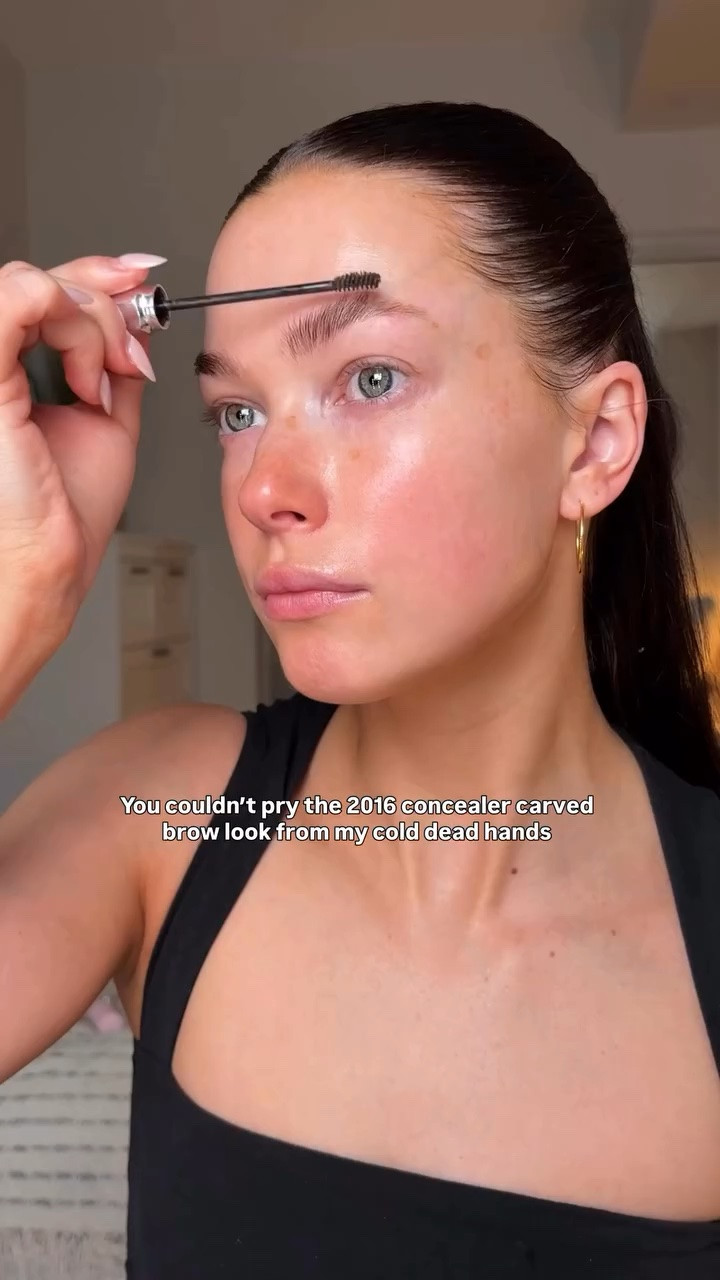 Me 🤝 good brows 
yes, I’ve moved on from some makeup trends but let’s call this a happy medium between 2016 bold brows and 2020 fluffy brows, but me and my concealer carved eyebrows are forever! They just give a clean polish look every time 🤩

@benefitcanada precisely my brow wax- 5
@maybelline super lock brow glue
@garniercan micellar water 
@saiebeauty slip tint concealer- 2

#eyebrows #eyebrowtutorial #eyebrowgel