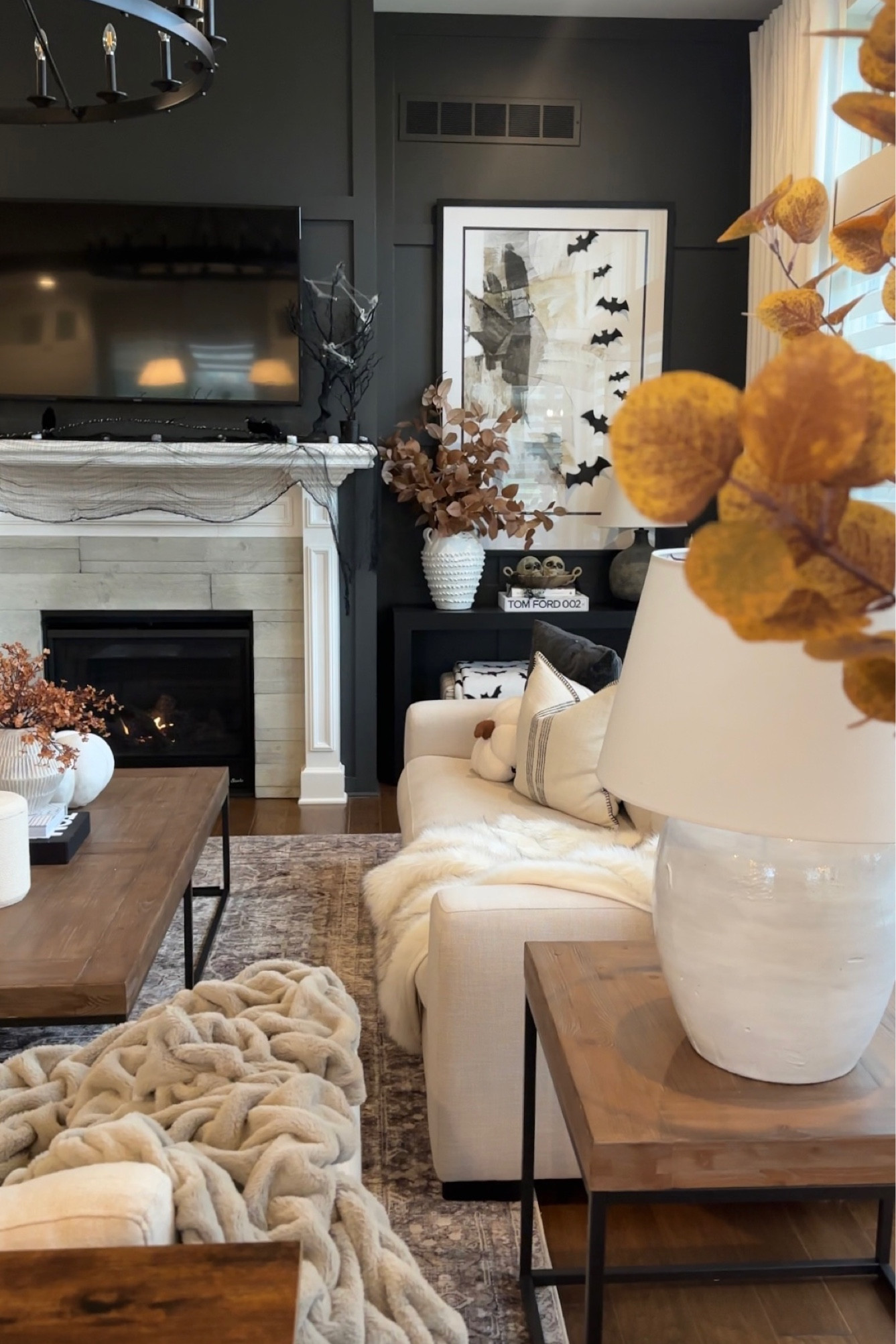 Fall Home Decor 🖤🍁

#LTKhome #LTKHalloween #LTKHoliday