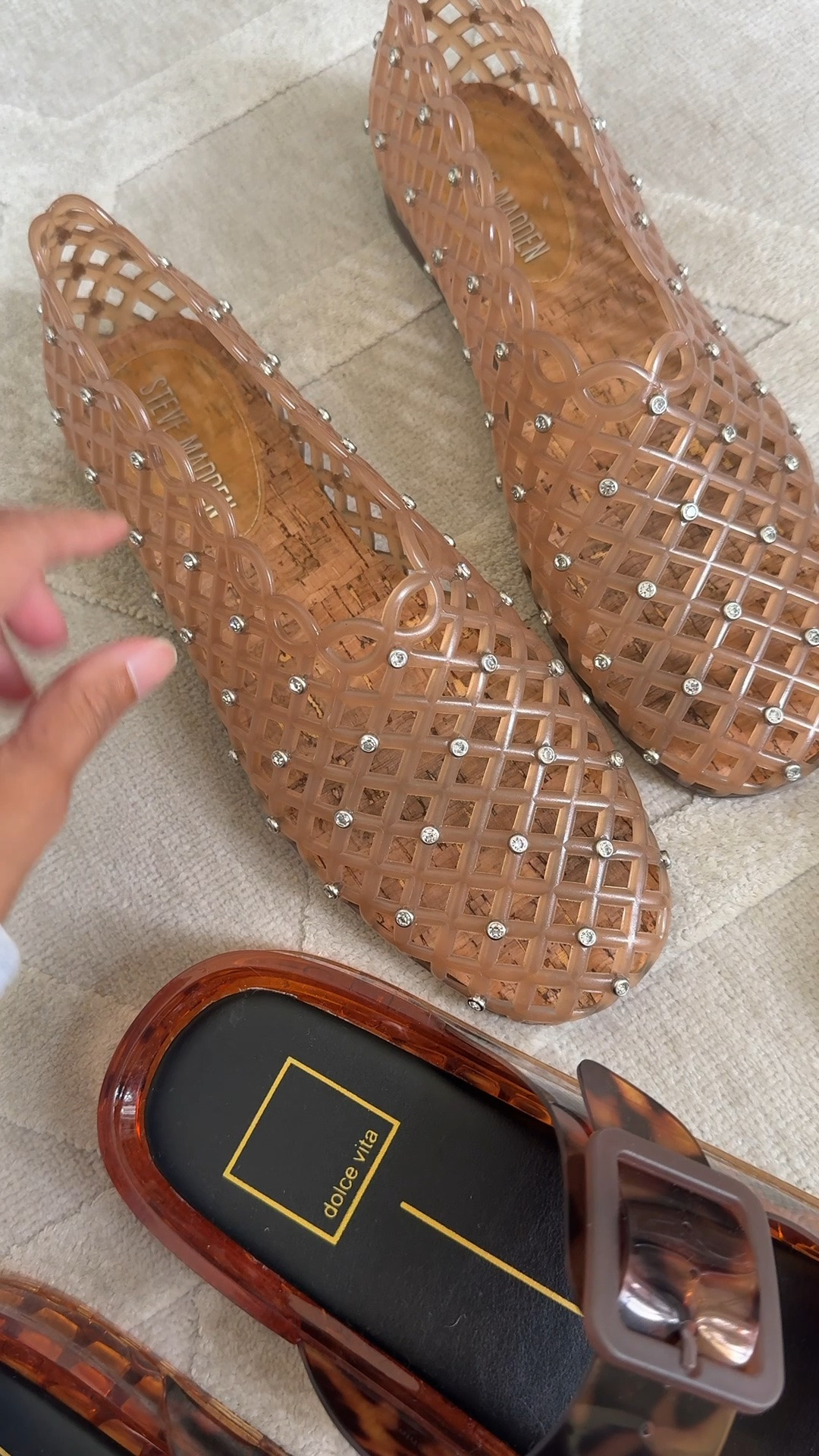 Linking my jelly flats and sandals here! The DV flats are sooo cushiony and comfy!
#jellyshoes #dolcevita