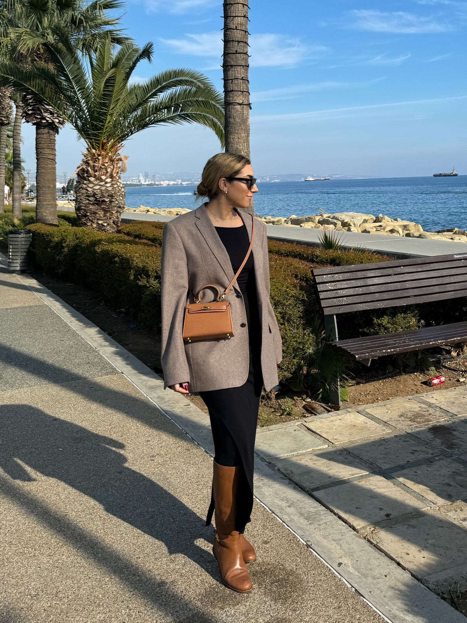 Warm happy days ☀️ 
The perfect season transition look 🌊 
.
.
.
#ootd #lotd #sunny #holidaylook #casual #casuallook #casualchic #blazer #dadblazer #blackdress #brownblazer #blackmaxidress #ridingboots #brownboots #tanboots #tanminibag #sunnies 