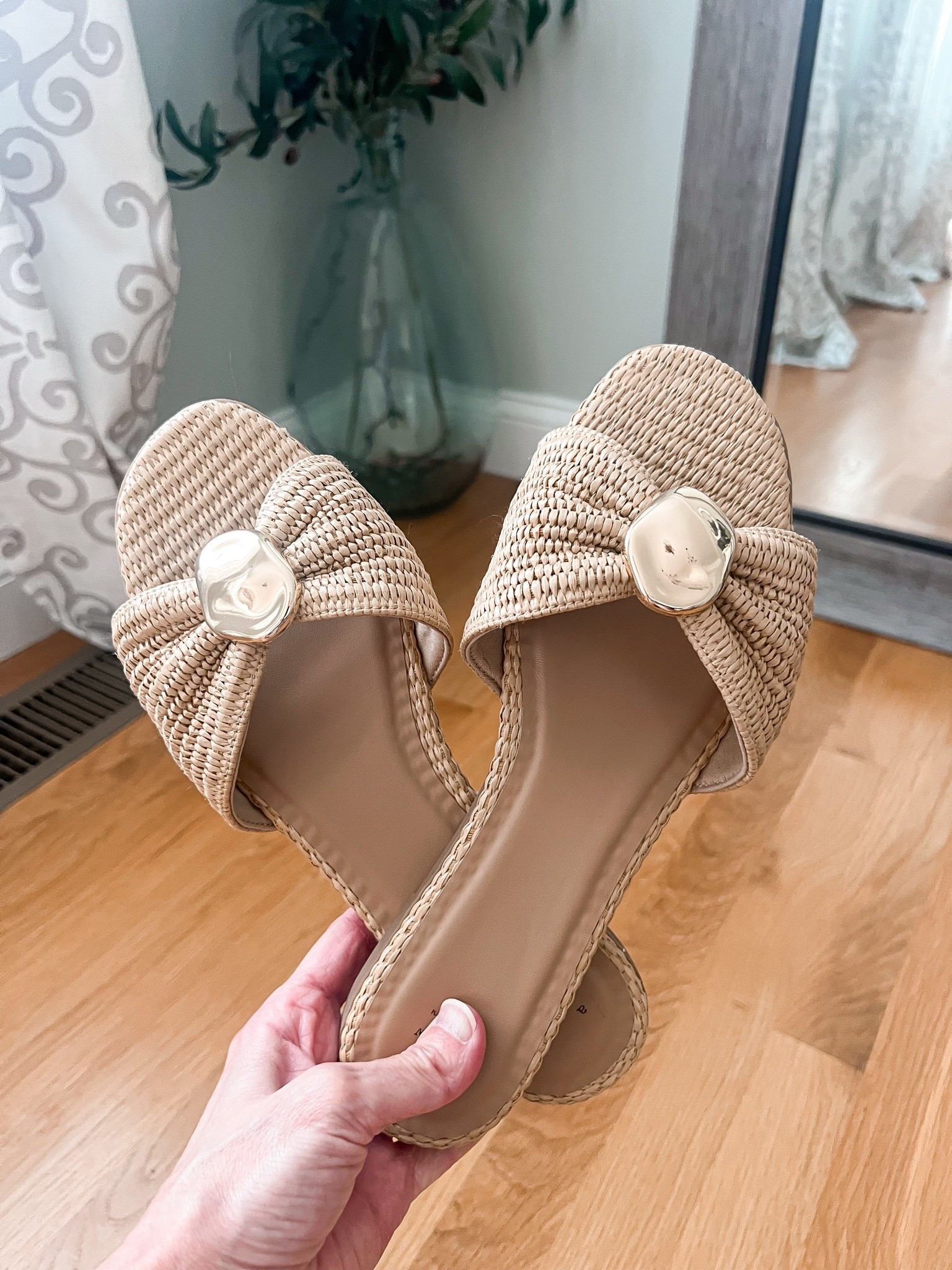 ✨ These Target sandals are giving summer vacation vibes ☀️👡 The woven texture and gold detail make them look so much more expensive than they are. 🤍🌾