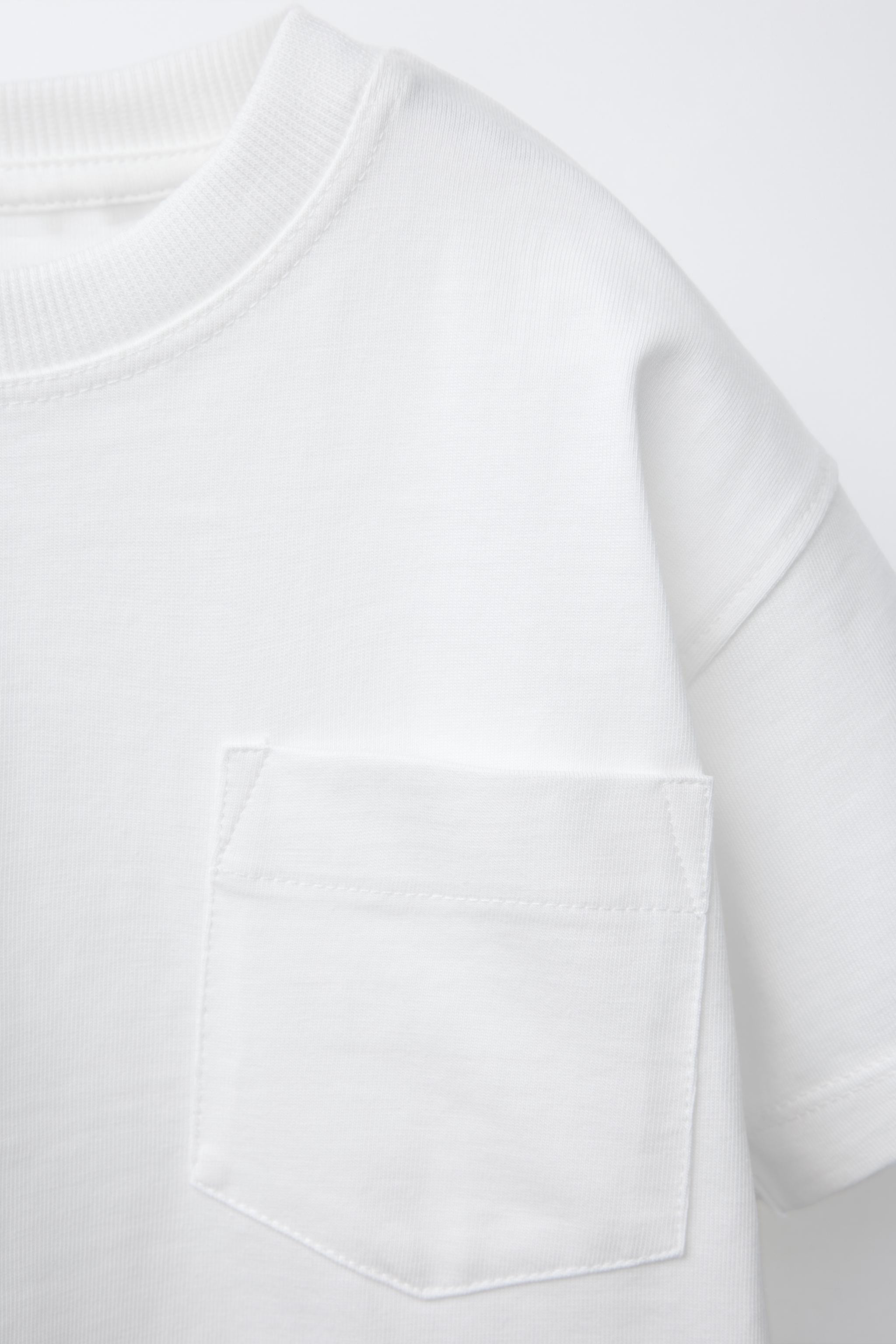 Round neck T-shirt with short sleeves. Patch pocket at chest. | Zara US