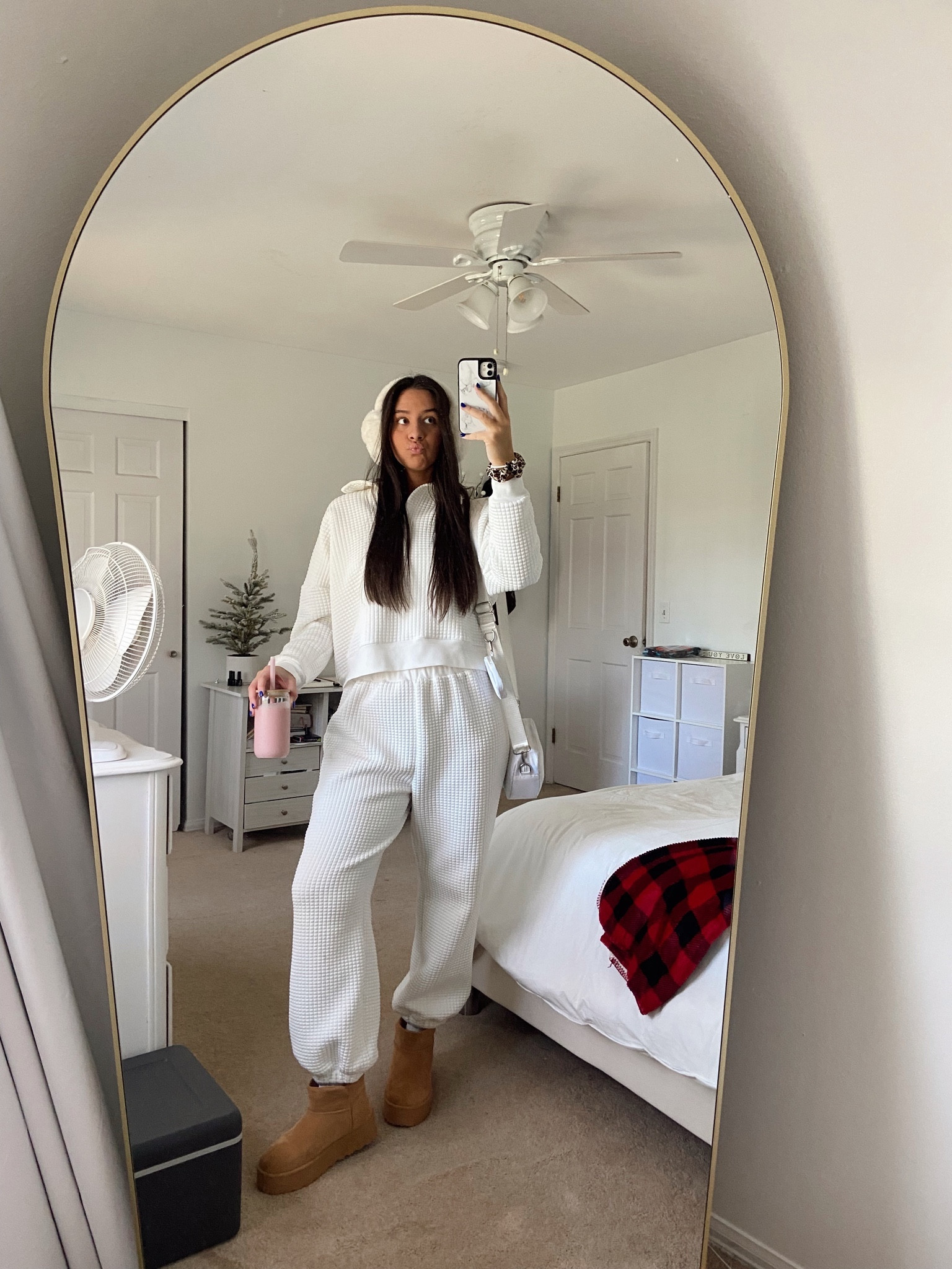 Matching set: L
Uggs: 10

Code juliaside for 15% off 🤍