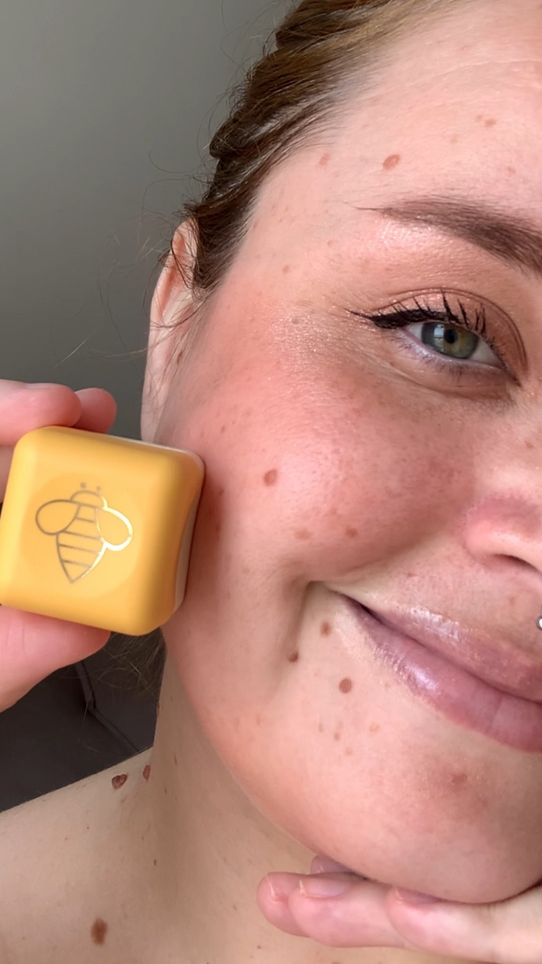 Meu balm hidratante labial favorito do momento: intense cuide-se bem leite e mel do Boticário 🐝💚
Ele tem vitamina E e vitamina B5 e o sensorial dele é muito confortável. Além de possuir um aroma muito agradável 


#LTKU #LTKbeauty #LTKbrasil