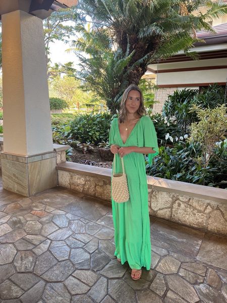 The PRETTIEST and comfiest summer maxi dress! Comes in a ton of colors. Wearing a size small



#LTKstyletip
