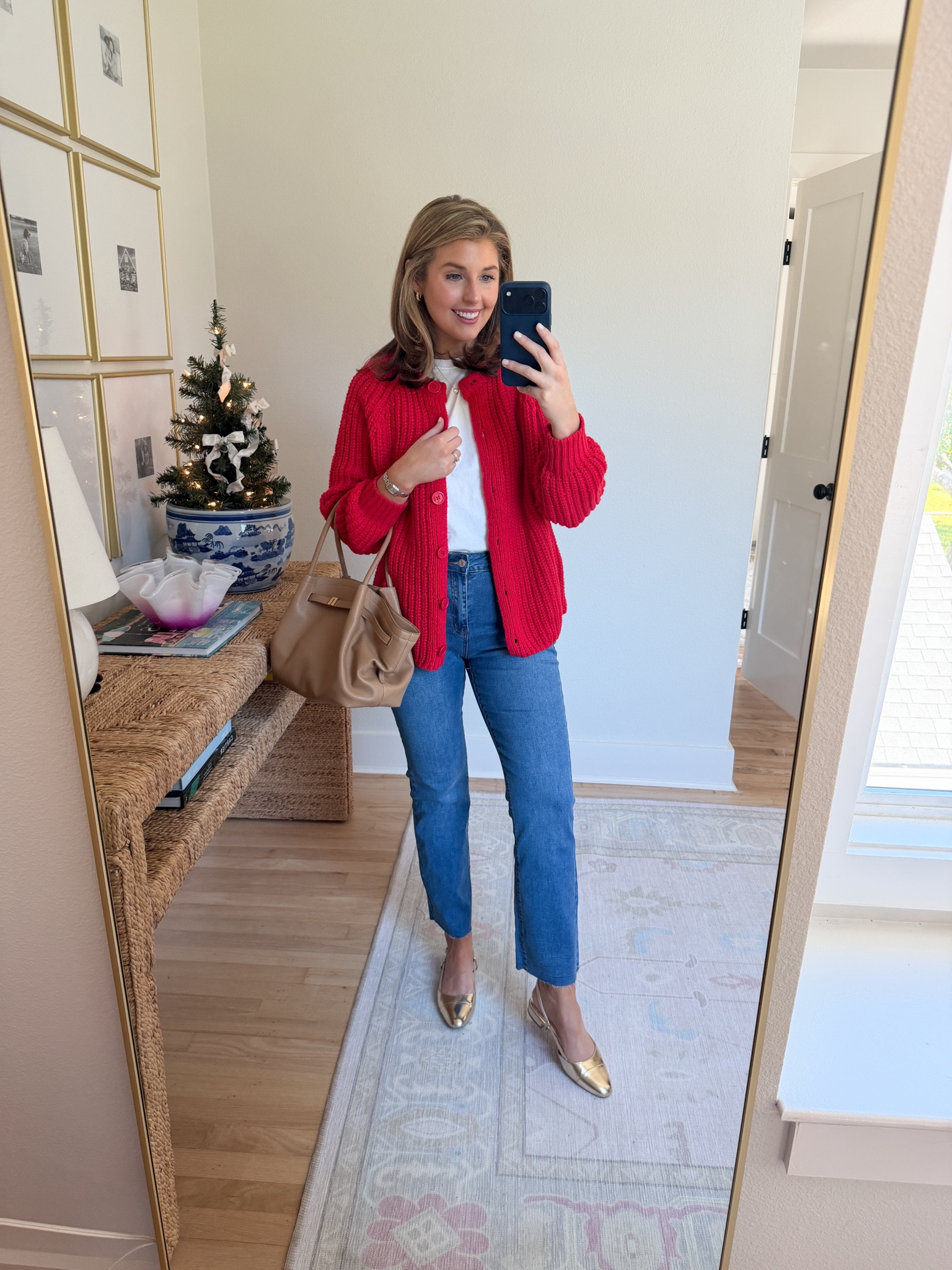 Dressy casual outfit idea! Wearing an XS in tee, M in cardigan, and 4 in jeans 