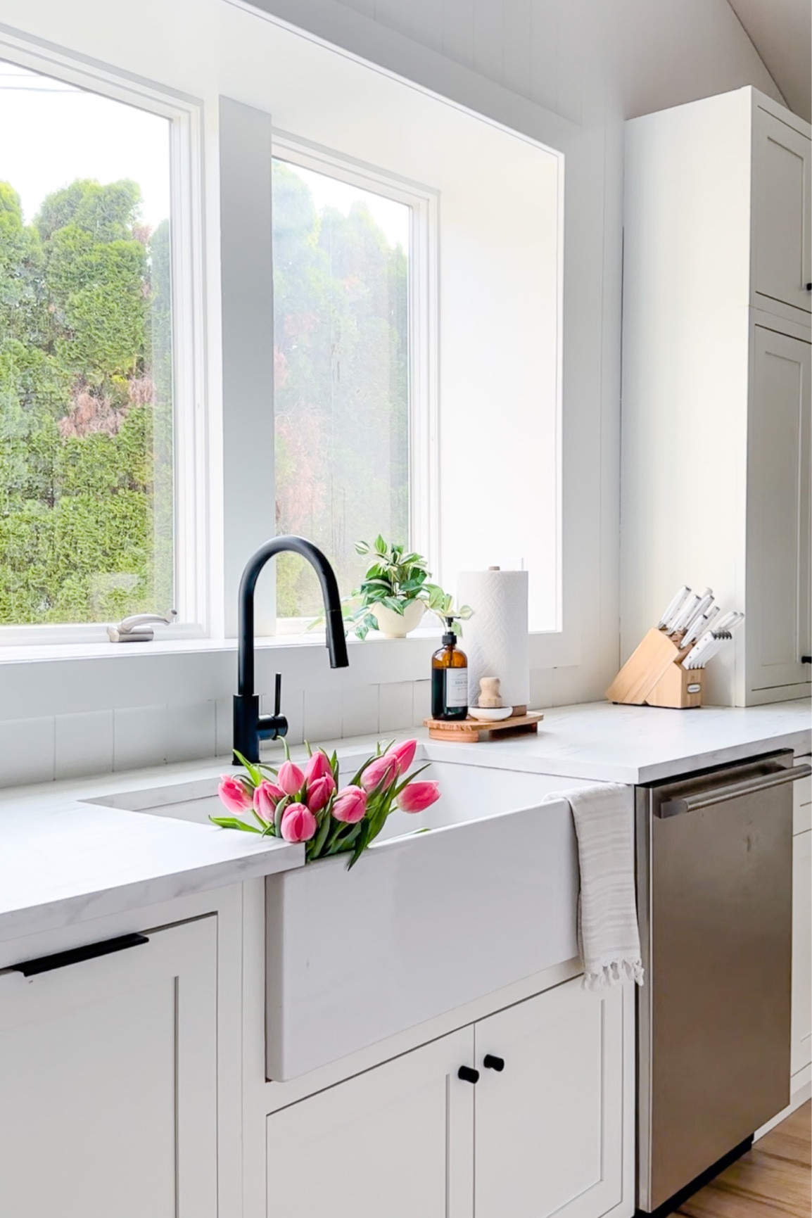 Kitchen sink views

Designer look for less, dupe alert, fireclay farmhouse sink, Amazon faucet, black faucet, organic modern, transitional home, black hardware, wood kitchen accents, white and wood knife set 

#LTKunder100 #LTKFind #LTKhome