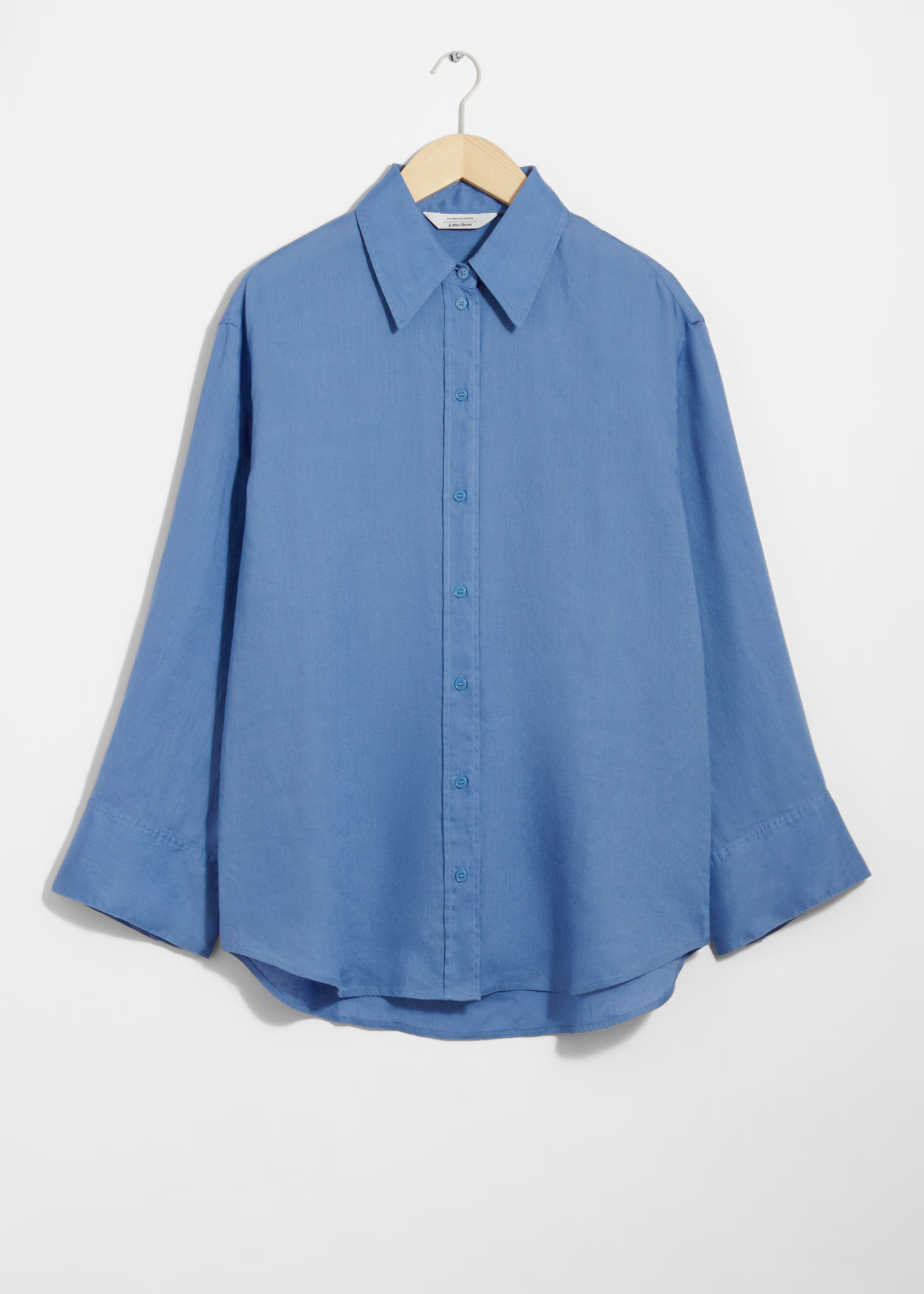 Linen shirt cut to an oversized silhouette. Traced with seven button closures. | & Other Stories - US