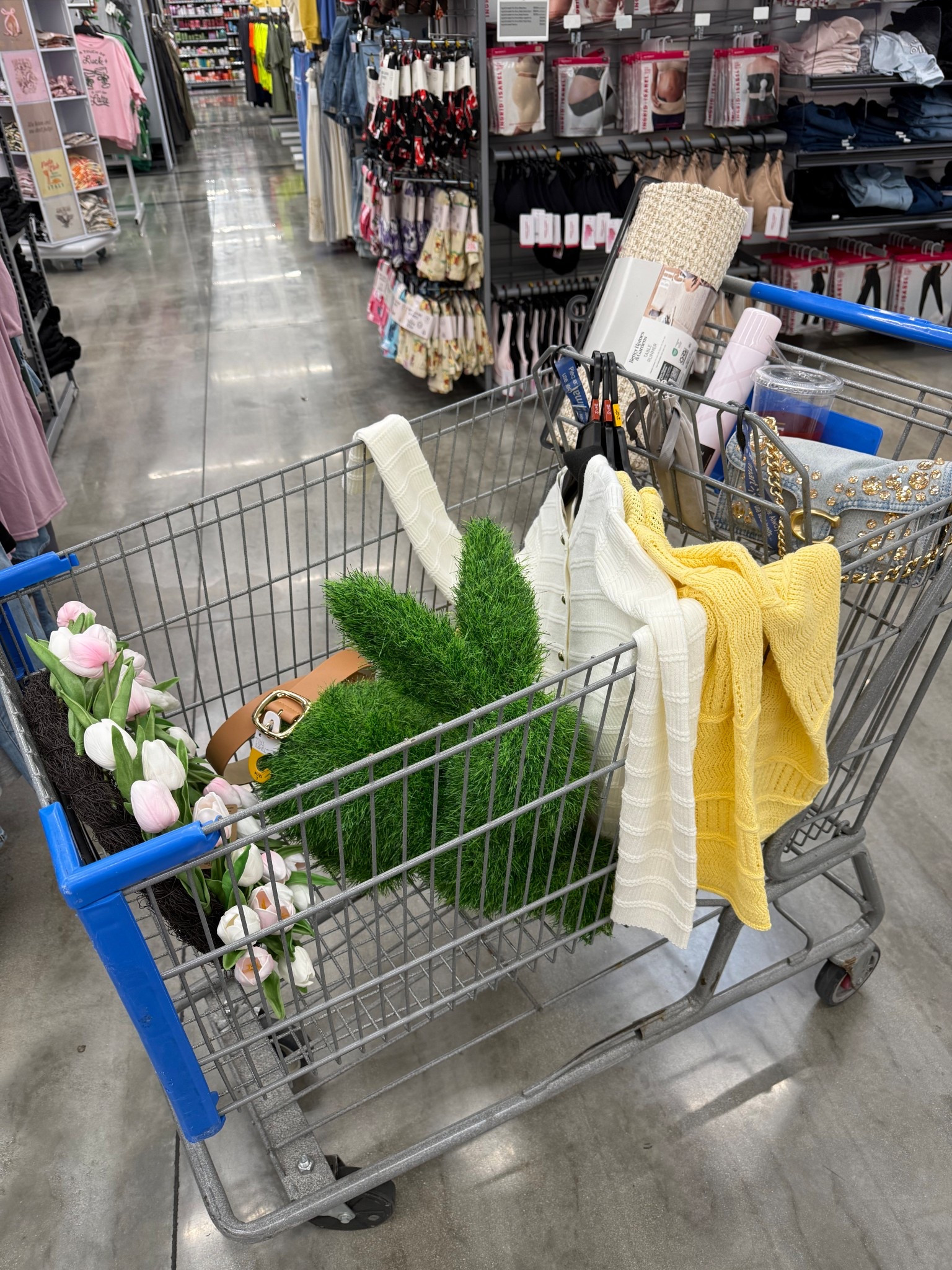 Proof that I’m easily influenced by Instagram because I walked into Walmart for “a few things” and walked out with a whole cart of viral finds. 🤭🛒

Linking everything I grabbed because these pieces were too good not to try. Try-on coming soon so you can see what’s actually worth it. Stay tuned. 👀✨

#LTKHome #LTKvlog #LTKdayinmylife