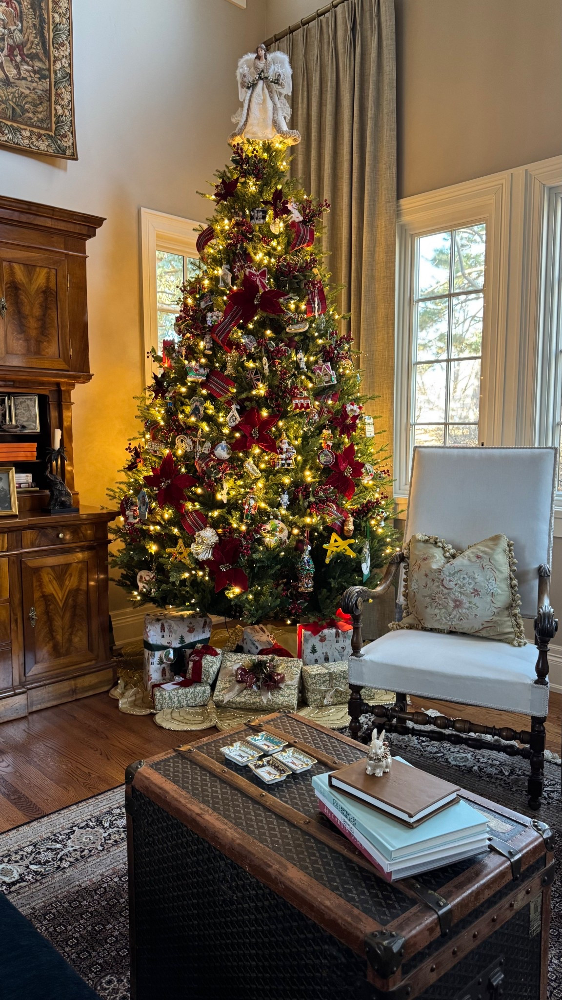 Linked our twinkly Christmas tree, the wand to turn it on, our garland, and the banister garland ties! 🌲 