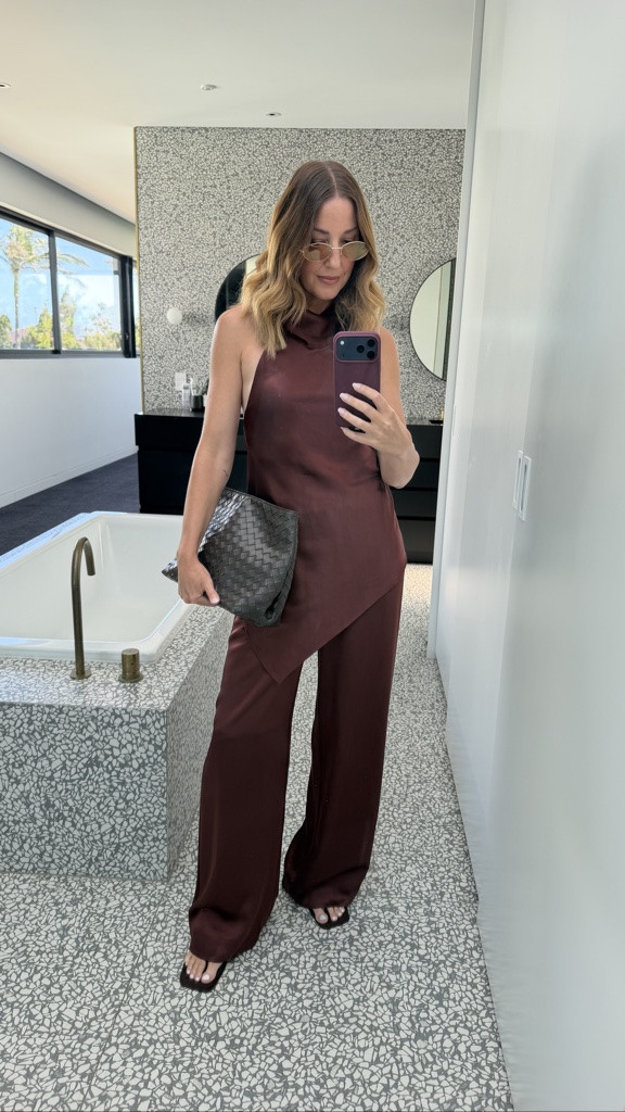 You know I love a set. This one is in the colour summer berry and I’m obsessed! 

It’s from Unison from Myer.

I’m wearing a size 8 in both the top and pants. X