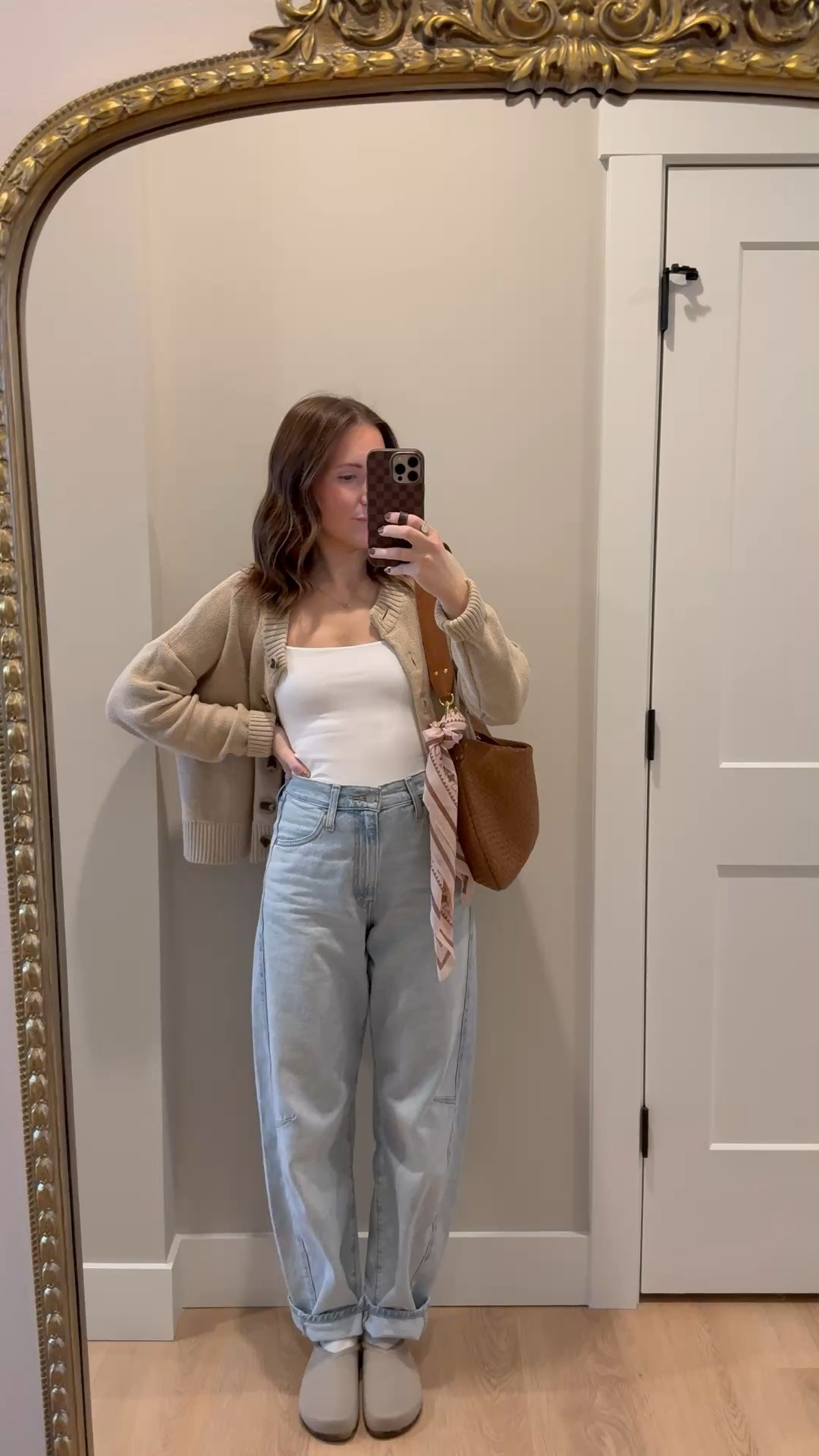 ootd✨ can’t stop wearing these cinch waist barrel jeans! So comfy! Also my clogs are on sale through tonight and I love them!!!

Casual outfit, bra free tank, barrel jeans, cinch waist, cardigan, leather bag 

#LTKootd #LTKmomlife