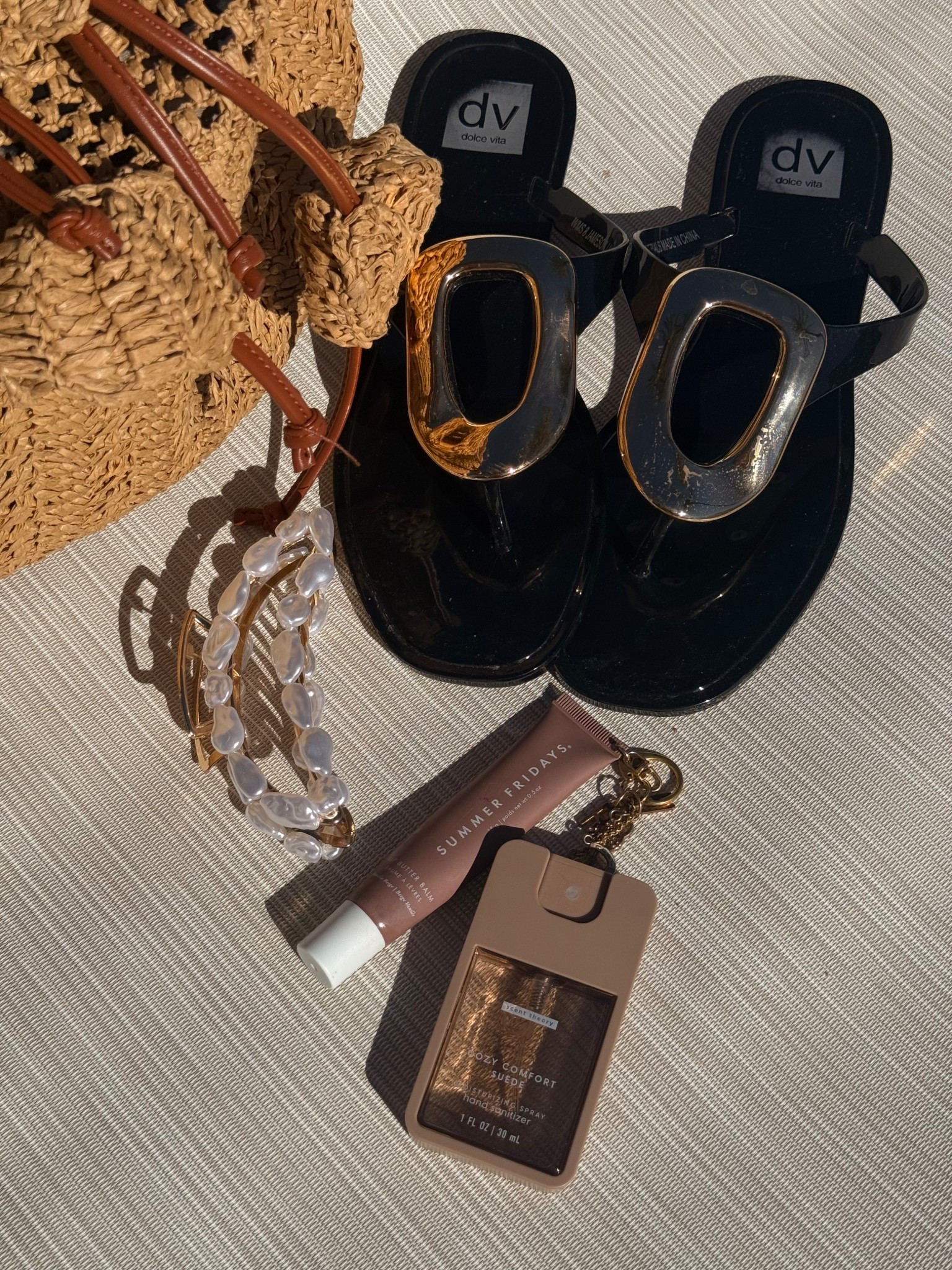 Poolside items in my bag! The claw clip is from Walmart! 

Walmart finds 


#LTKSwim #LTKTravel #LTKdayinmylife