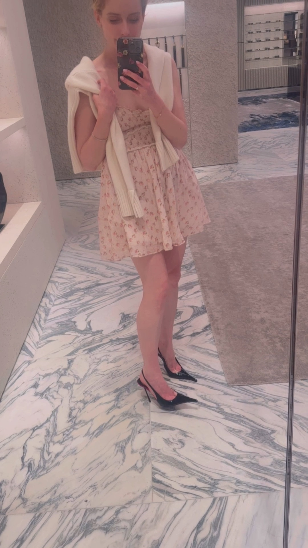 An updated classic with an exaggerated pointy toe🖤 perfect toe cleavage😹 #YSL #blackpump #patentleather #datenight 

#LTKootd #LTKOver40 #LTKValentine