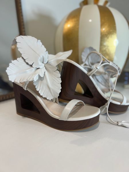 Summer Statement shoe🤍


The prettiest shoe by Cecilia New York 
Perfect to add a statement to your summer outfits!

Comfortable and fits tts

I love the two tone of the wood and leather mix

Comes in several colors 

#LTKWedding #LTKShoeCrush