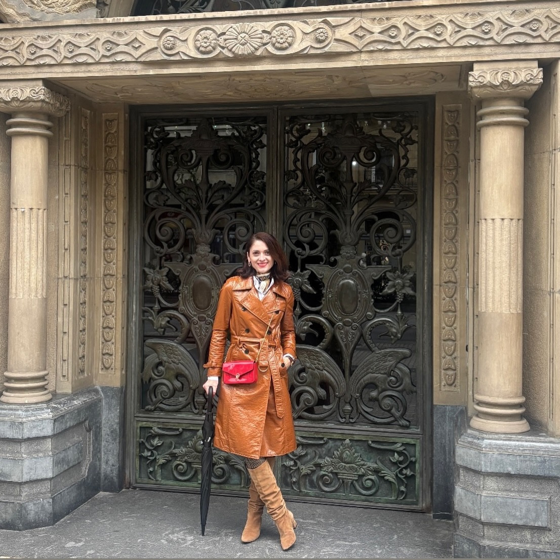 San Sebastián 🇪🇸 a stunning city in Spain’s Basque Country 

We have wanted to come visit for some time and the wait was worthwhile:

•Elegant Belle Époque architecture 

•World-renowned for Basque cuisine, innovative chefs, high concentration of Michelin stars and lively pintxos bars (Basque tapas)

•The city offers a rich blend of culture, nature and culinary delight. 

Wearing:
@inez  Belen boots ~use code caterina15 
@veronicabeard trench 

#sansebastián #travelstyle