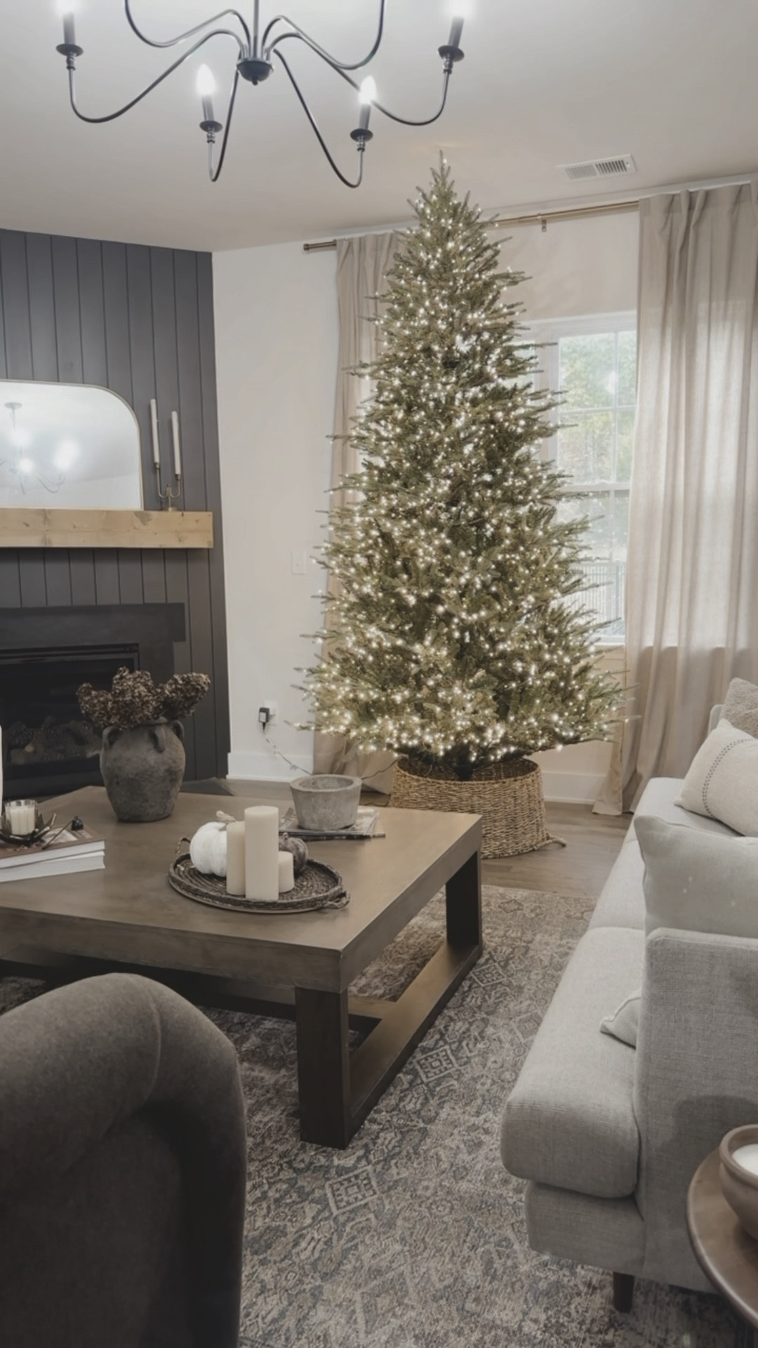 Viral christmas tree with twinkle lights 

#LTKHoliday #LTKHome