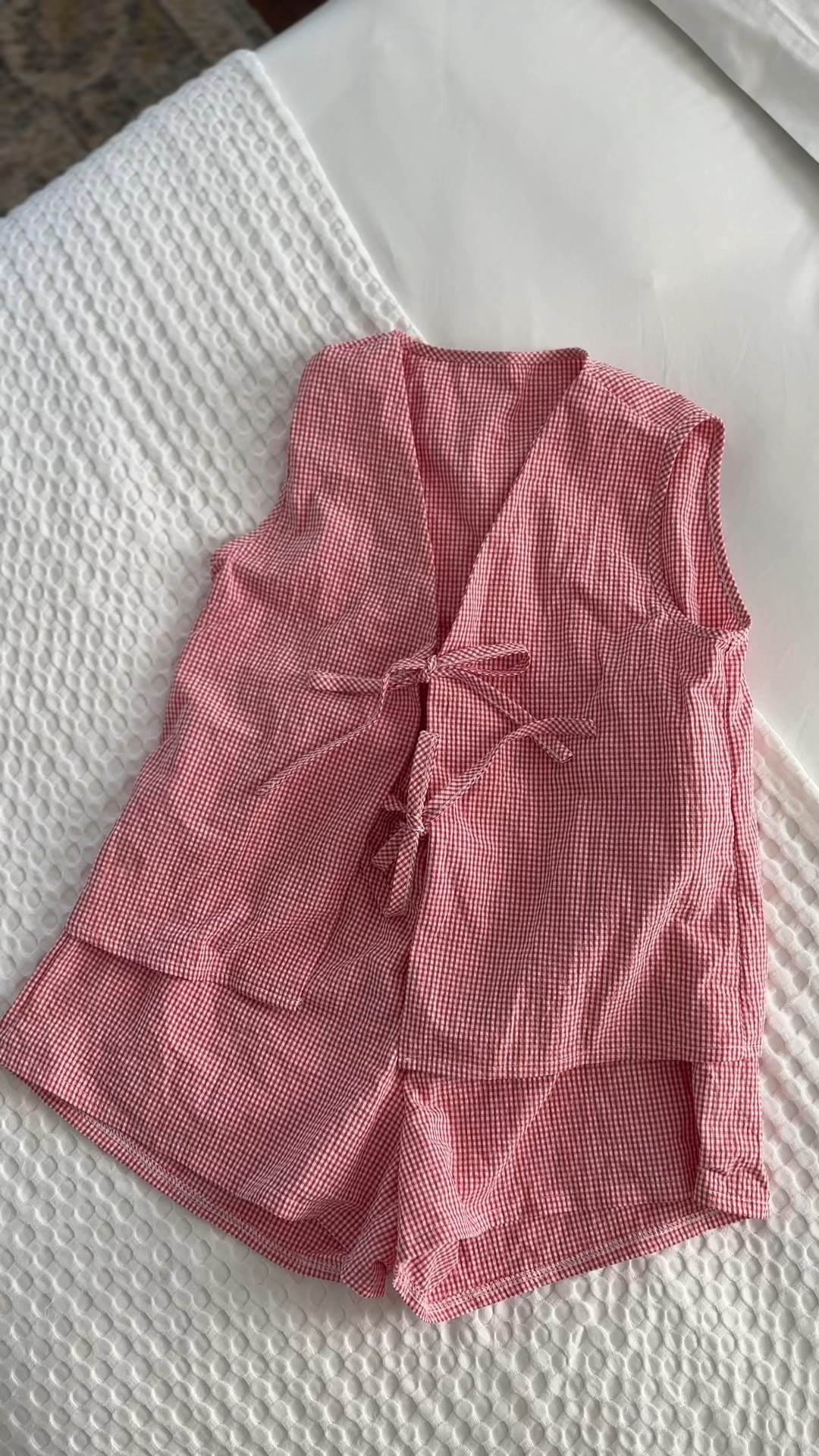 I ordered THE cutest set from Amazon to wear in Portugal. I knew I wanted something red and comfortable for a day of sightseeing and I was so impressed with the quality on this set! 

Also love that I could break up the set and pair the top and shorts with other pieces to mix and match and make a bunch of outfits— I think that’s so important when you’re packing for a trip. Wore this to breakfast and to do a bit of sightseeing and travel to Setubal to Casa Palmela for Carelene’s wedding weekend which was GORGEOUS. 