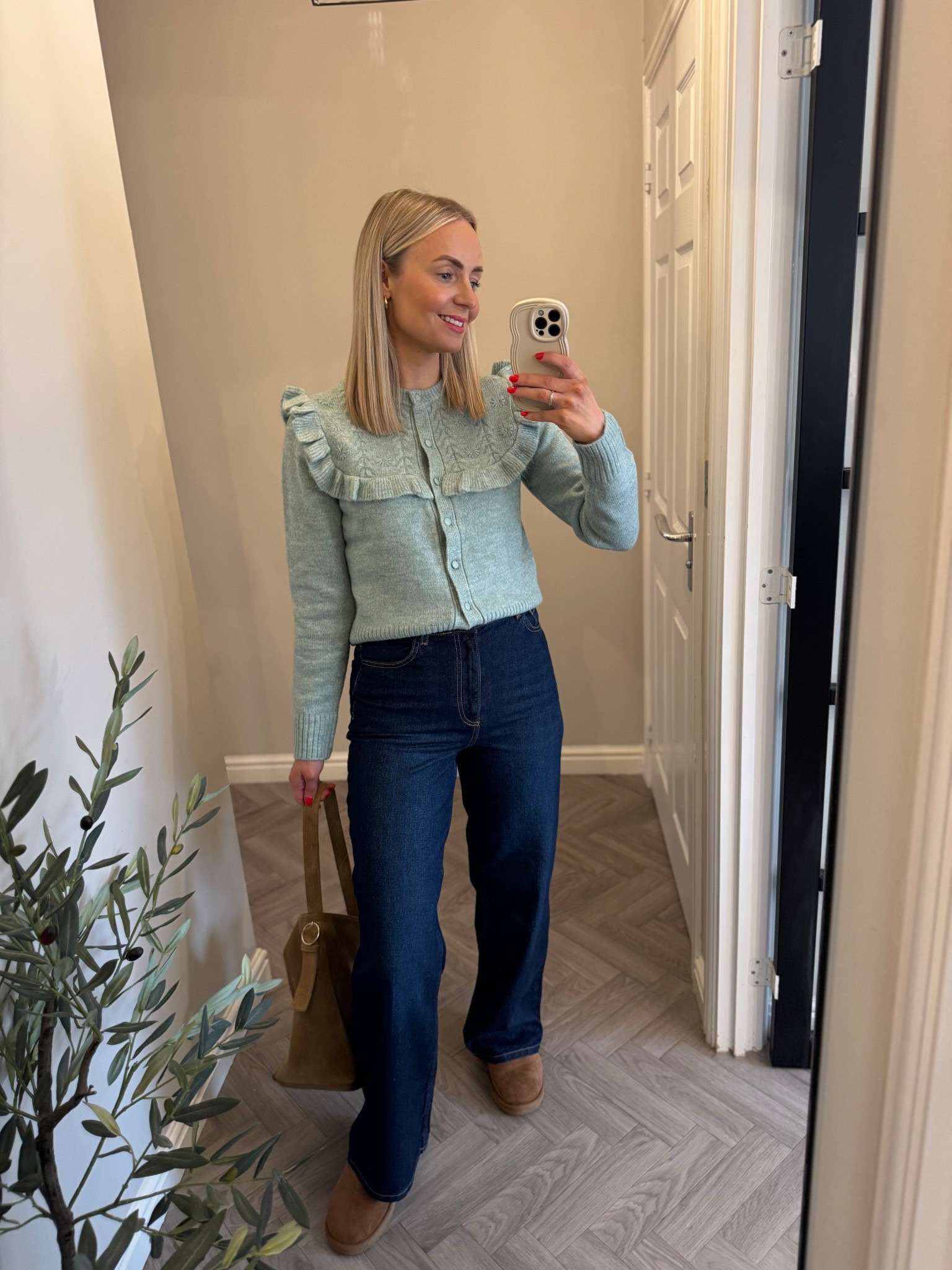 🍵 Another gorgeous cardy! 

Cardigan size 8 
Jeans size 10 L 30 

#LTKwinter #LTKuk #LTKjeans