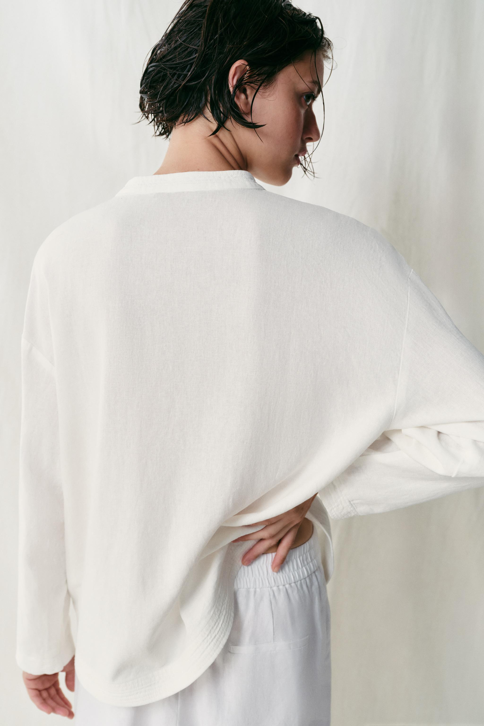Oversize shirt made from a linen blend. Featuring a round neck, long sleeves and a button-up fron... | Zara UK
