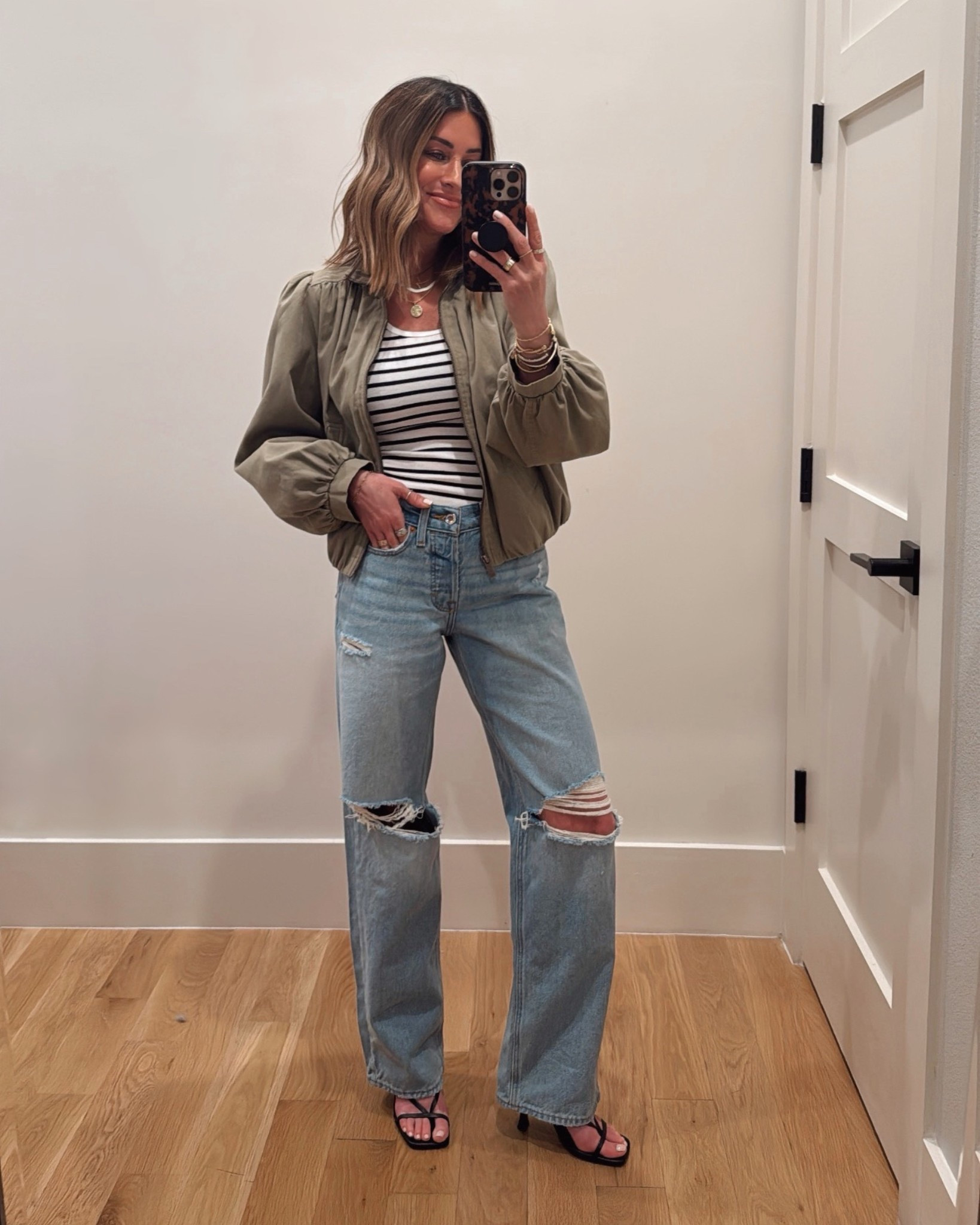 Olive green + black/white stripes. A combo that works so well!🤌🏼