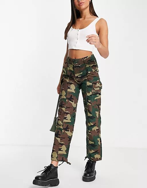 Pull&Bear straight leg cropped camo cargo pants in green | ASOS (Global)