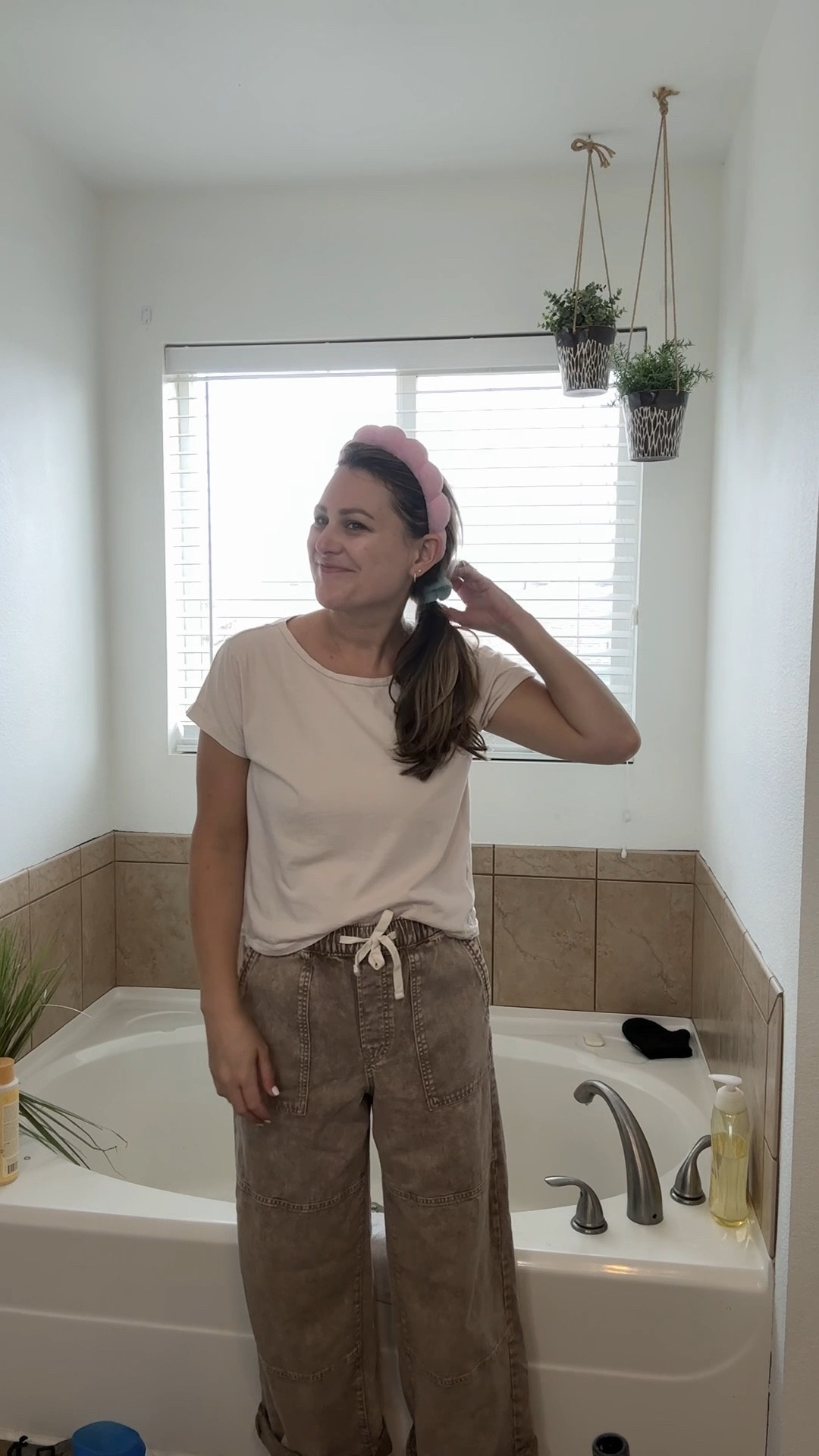 My new favorite comfy brown pants! Im 5’5” and I have to roll them up a bit. I wear a size Small

#LTKFindsUnder100