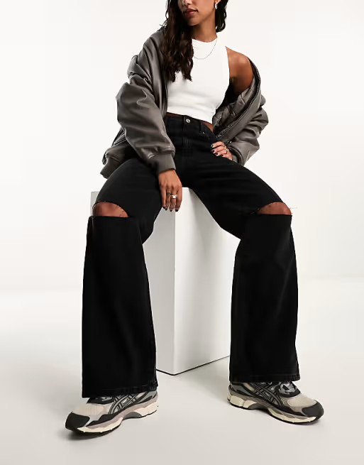 ASOS DESIGN – Weite Dad-Jeans in verwaschenem Schwarz mit Zierrissen | ASOS (Global)