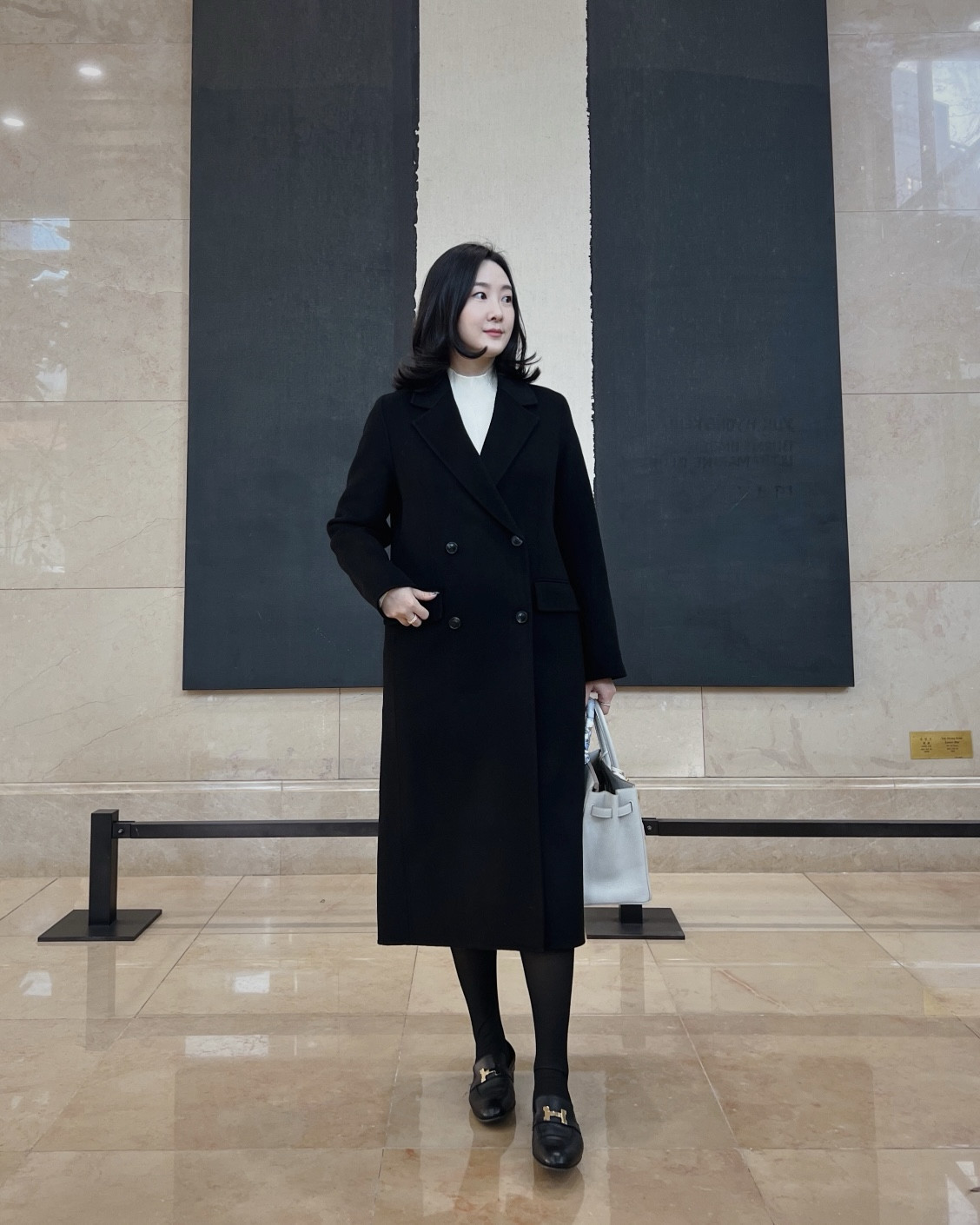 적당한 오버사이즈핏의 퓨어 울 코트는 옷장 속 꼭 있어야하는 아이템🖤
고급스럽고 가벼우면서 따뜻해요.
더블 브레스티드는 앞면을 한번 더 감싸줘서 더 포근.

가격 좋고 예쁜 코트 링크 걸어뒀어요.
데일리 코트로 추천🖤

Max mara style
Winter styling
OOTD KFashion


#LTKkorea #LTKwinter #LTKasia