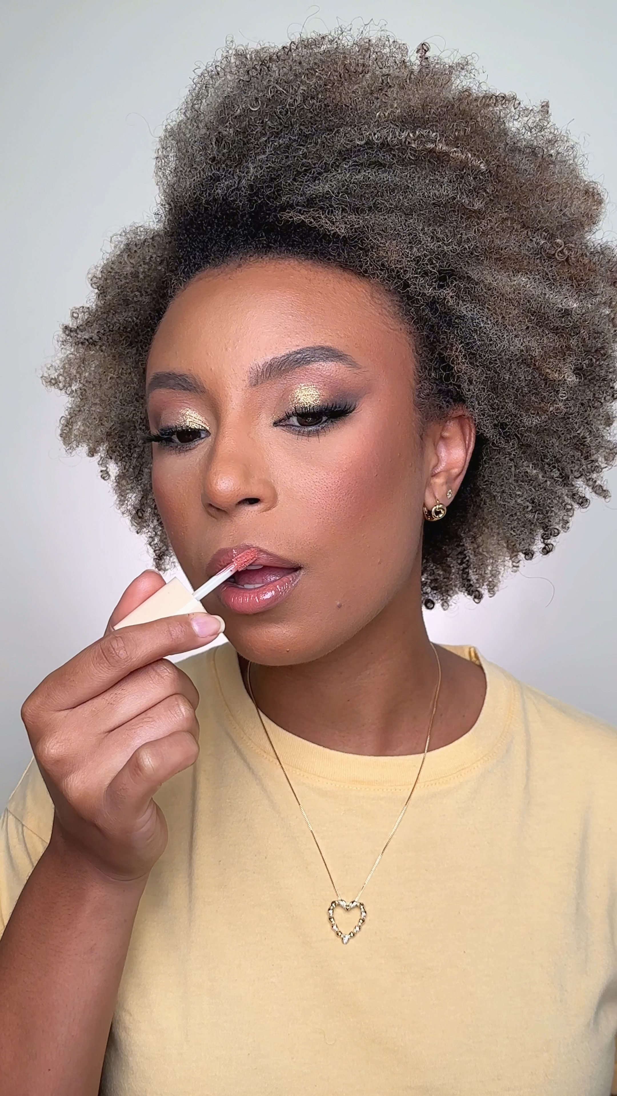 Hey Siri, o que é Batom Laqueado?

O #lipcombo de hoje é o GLASSY da @rubyrosebrasil e eu vou dizer que é muito melhor do que eu esperava. 

Textura leve, super cheiroso, não fica babinha, tem média cobertura, combina super com contorno e espalha de forma elegante.

A embalagem é ergonômica, porém exige certa força para abrir.

9/10 *só por causa da dificuldade de abrir

#LTKbeauty #LTKbrasil