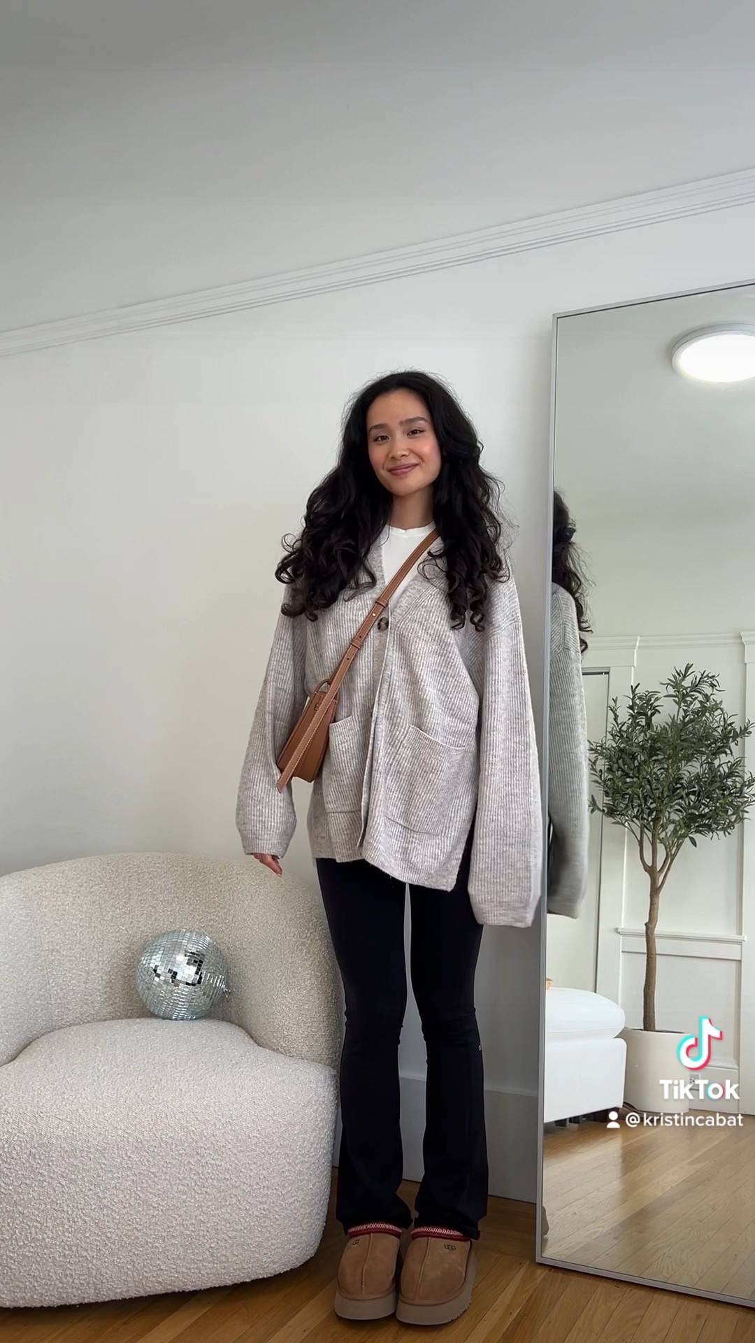 cozy fall ootd 🧸

shirt: skims
cardigan: h&m
leggings: alo
shoes: ugg
pag: polene paris

#LTKSeasonal #LTKstyletip #LTKfit