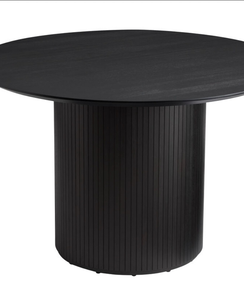 Round fluted table

This table fluted design is fun for any space 

#LTKHome #LTKU #LTKgrwm
