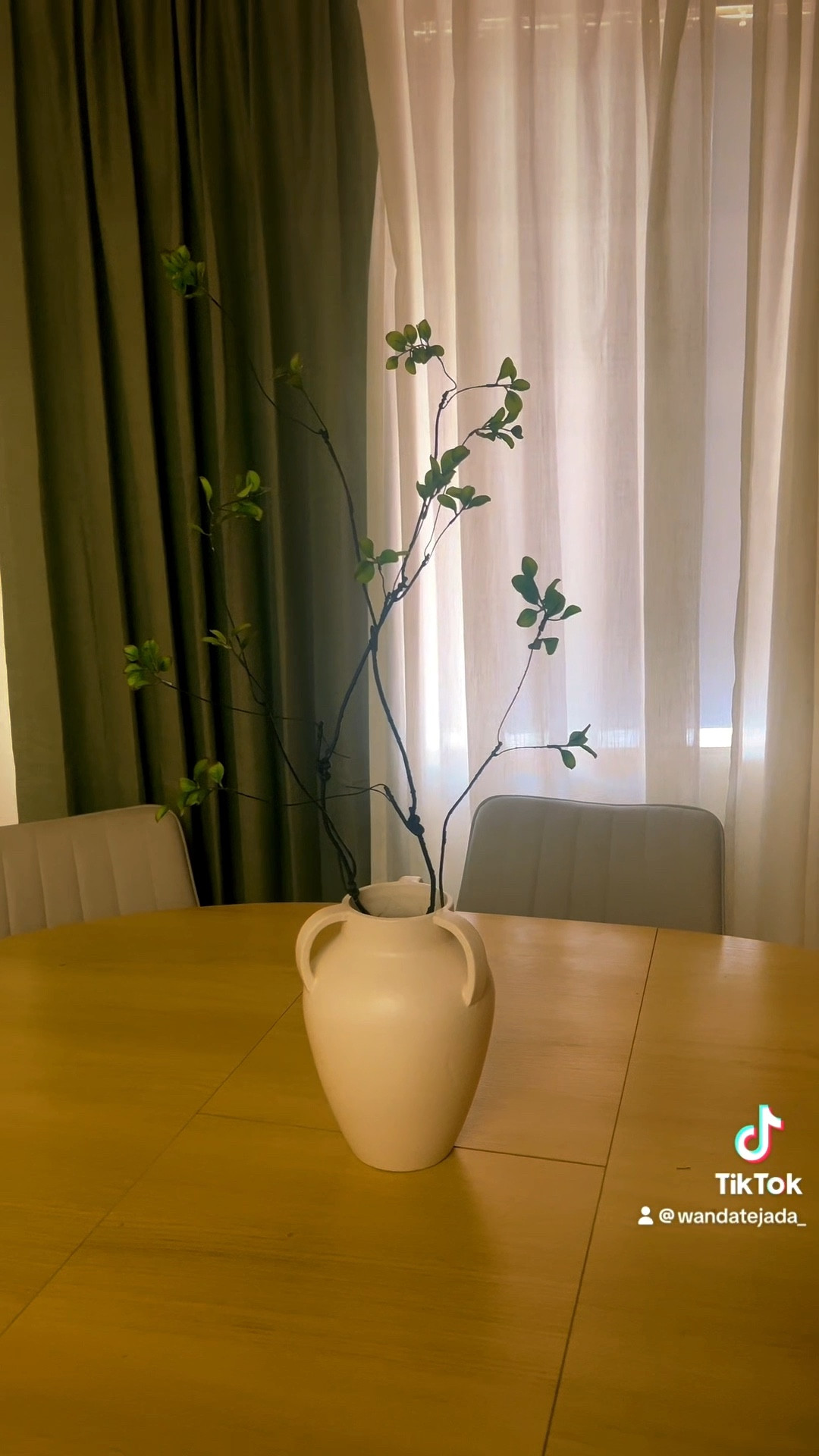I know how I'm await to much for my thiss cuteeeee vase and stem 😍😍 amooo 


Greenery Stems for Centerpieces，Faux Greenery Stems for Vase Filler Decoration, Fake Leaves Branches for Bathroom Decor 

#LTKU #LTKHome #LTKootd