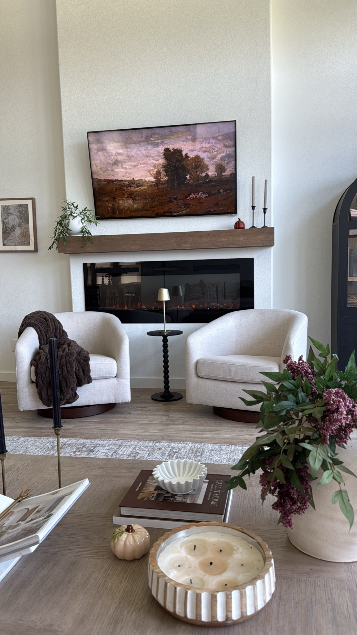 Cozy living room, swivel chairs