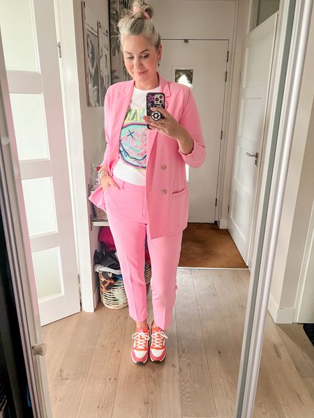 Outfits of the week

Pink suit from Wibra (L/40), Nirvana shirt (old, C&A) and Skechers uno sneakers. 



#LTKeurope #LTKstyletip #LTKshoecrush
