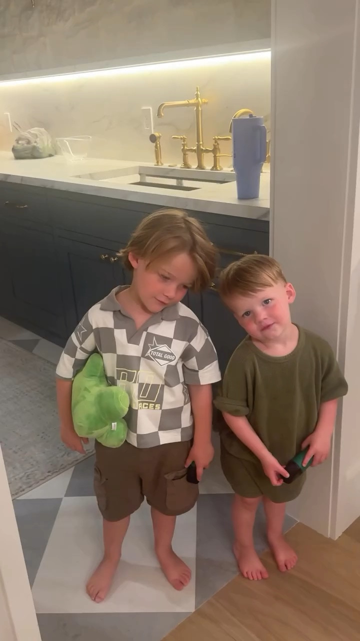 solo parenting for the evening!

mom outfit | kids pajamas | ootd