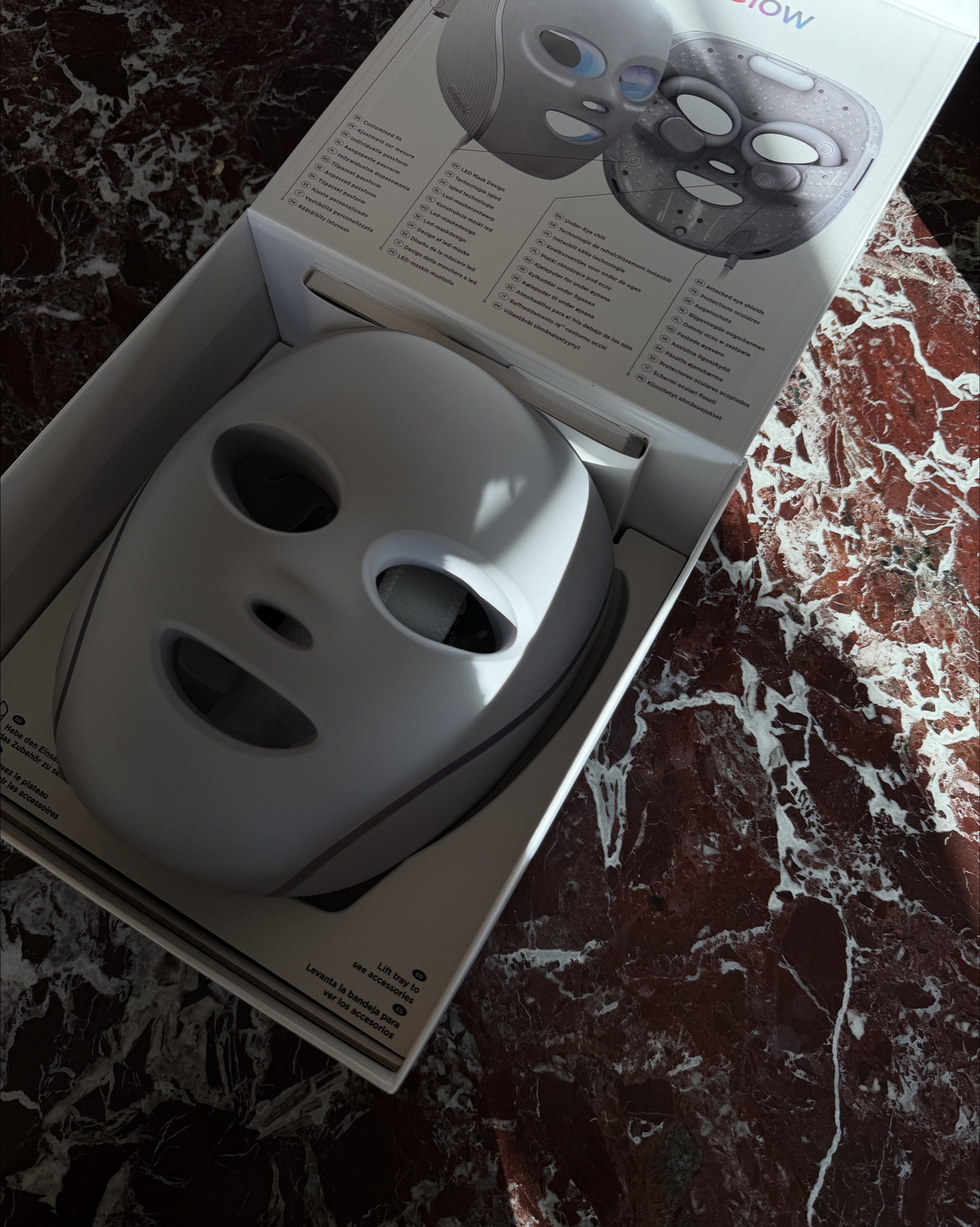 Anzeige/ Meine neue Rotlicht und Blaulicht Kombimaske. Bin so happy die zu testen. Habt ihr Erfahrungen? Cyro Glow by @sharkbeautyde #CryoGlow #SharkBeautyDe