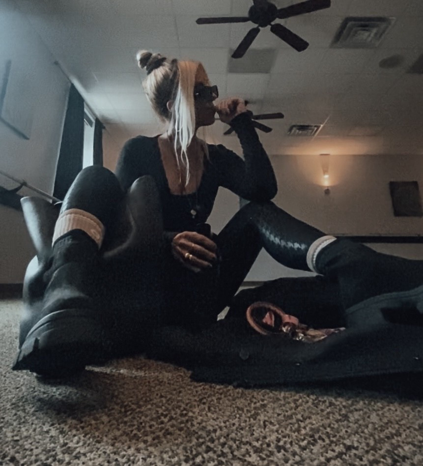 sometimes GOD is moving in places u can’t see yet.
if u needed this today: what feels confusing right now isn’t a setback — it’s protection.

take care of the body GOD gave u.
take care of your mind, your money, your boundaries, your spirit.
when u build structure, u get clearer… and clarity is where u finally see why GOD allowed the shift.

HE’S ahead of it.
u just keep showing up. xxh. 💋

#faith #godisworking #womenover40fitness #wellnessjourney #nutritioncoach #fitfinances #boundaries #selfworth #spiritualhealth #healthyliving #glitteru #getunstuckpodcast #structureisselfrespect