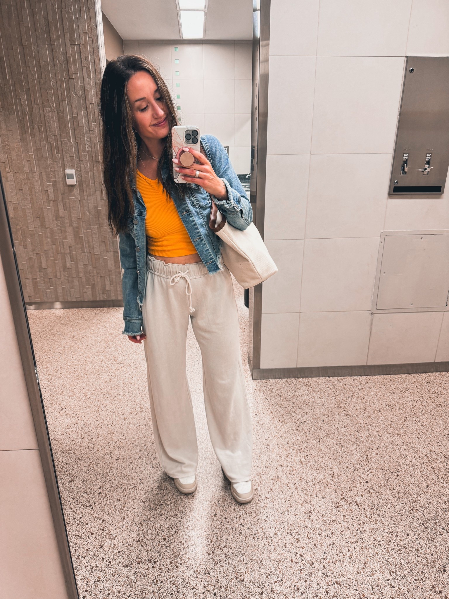 Travel fitssss

Pants and orange top are a small.