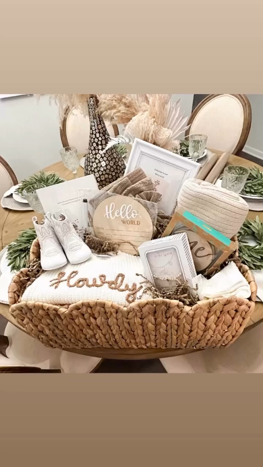 All things girly, tiny, and oh-so-dreamy. 

*** Jewelry & Boots are from Tullabee***

#WelcomeBabyGirl
#BabyShower
#BabyGirlClothes
#BabyGirl
@tullabeebaby