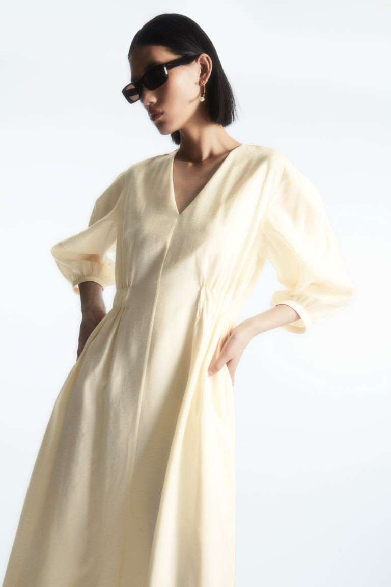 VOLUMINÖSES KLEID MIT V-AUSSCHNITT | H&M (DE, AT, CH, NL, FI)