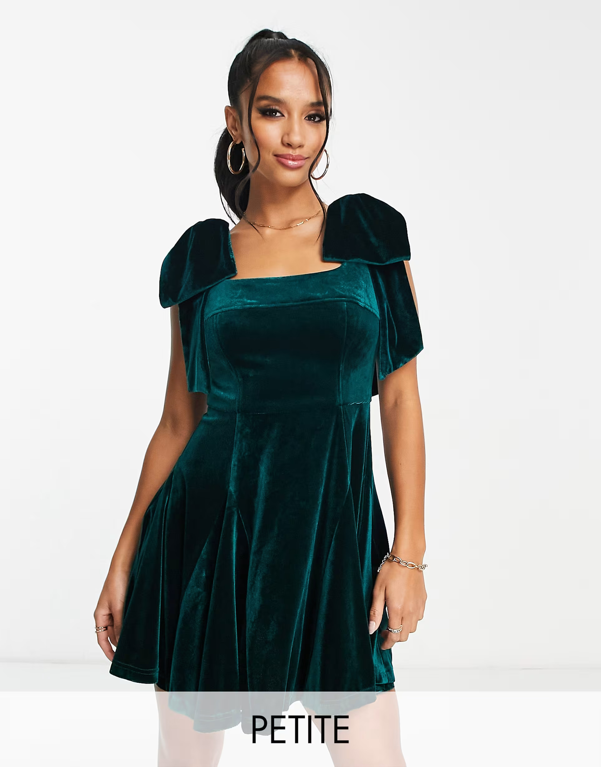 Forever New Petite – Mini-Ballkleid aus Samt mit Schulterbindung in Smaragdgrün | ASOS (Global)