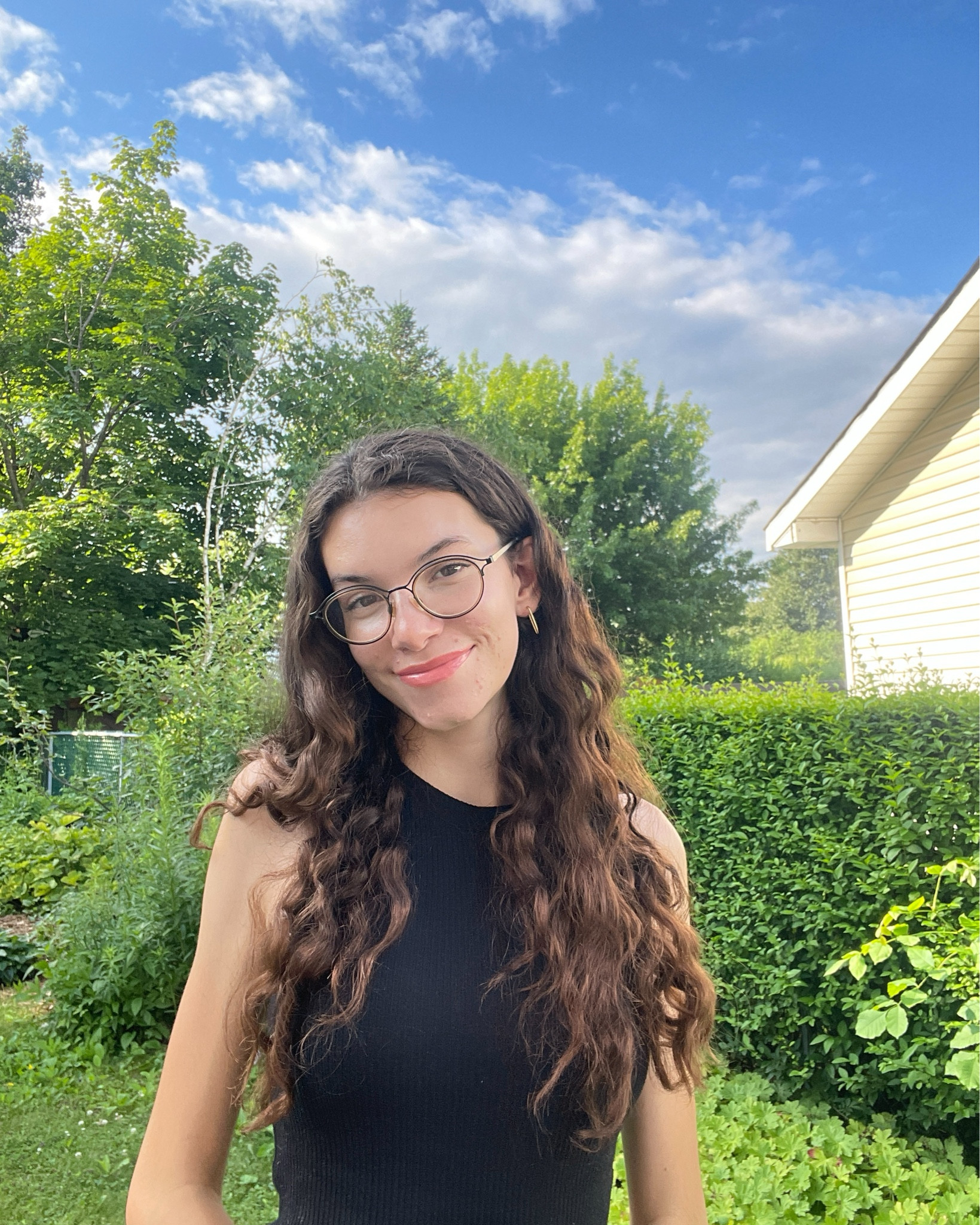 summer vibes!! light makeup & a cute top 🫶
