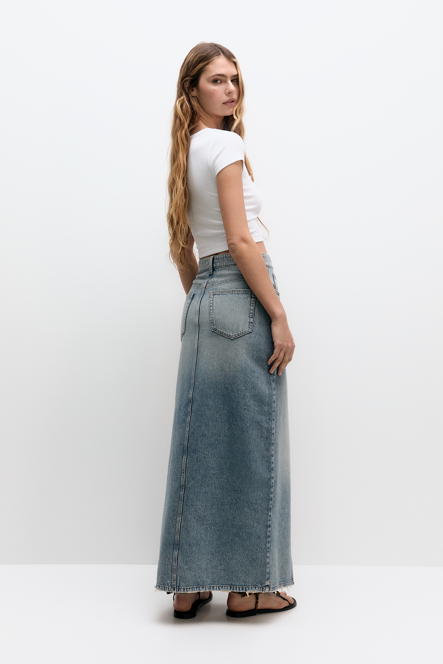 Cropped T-Shirt mit V-Ausschnitt | PULL and BEAR DE