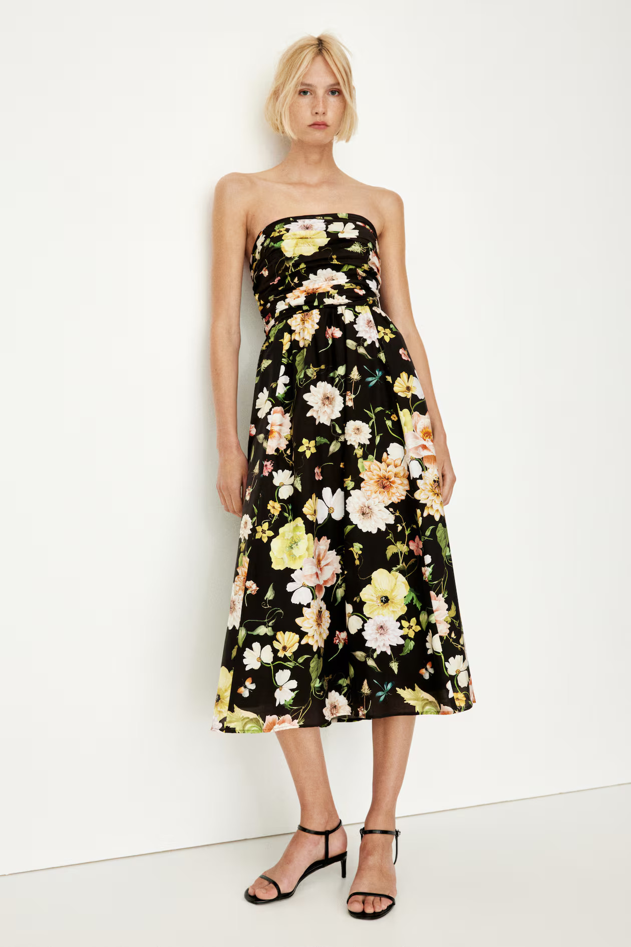 Bandeau-Kleid mit Falten | H&M (DE, AT, CH, NL, FI)