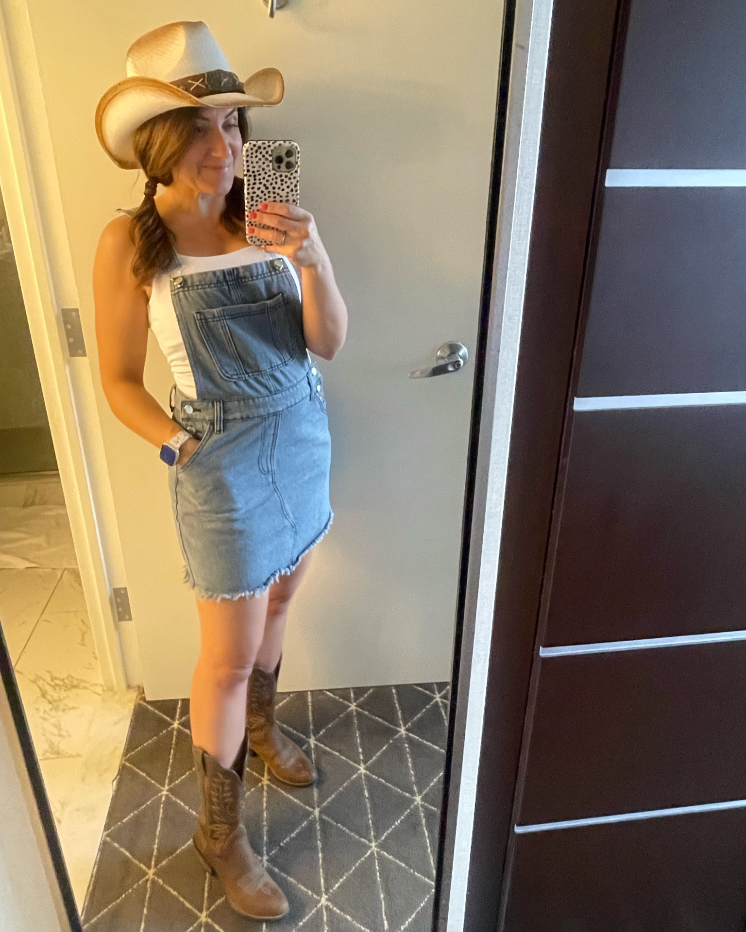 Jean overalls. Western outfit. Concert. Festival. 