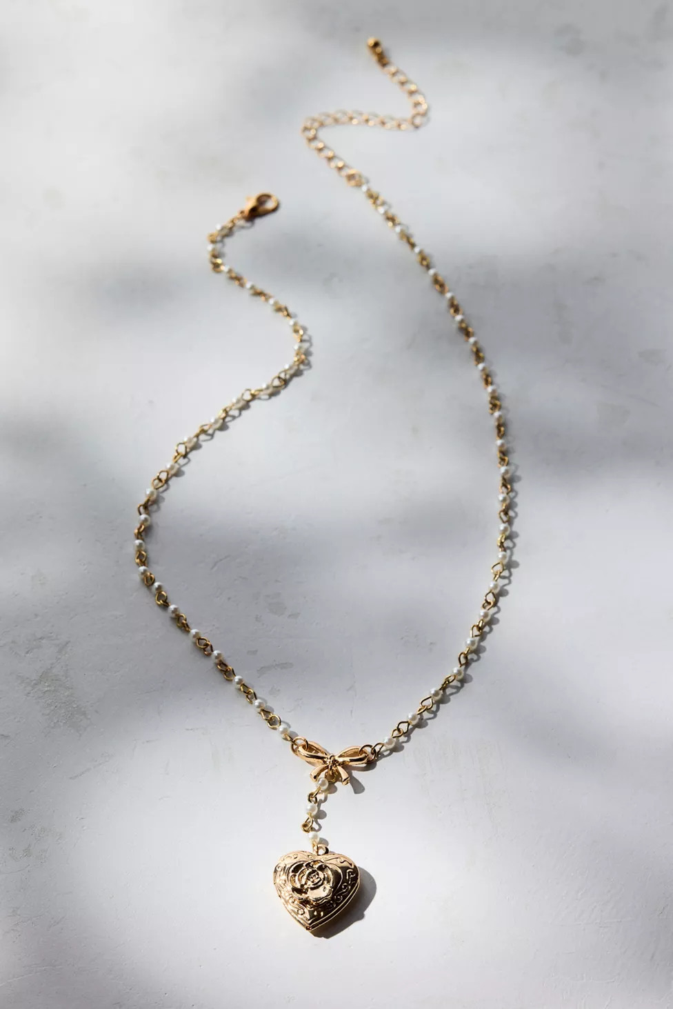 Princess Pearl & Bow Heart Locket Lariat Necklace | Urban Outfitters (US and RoW)