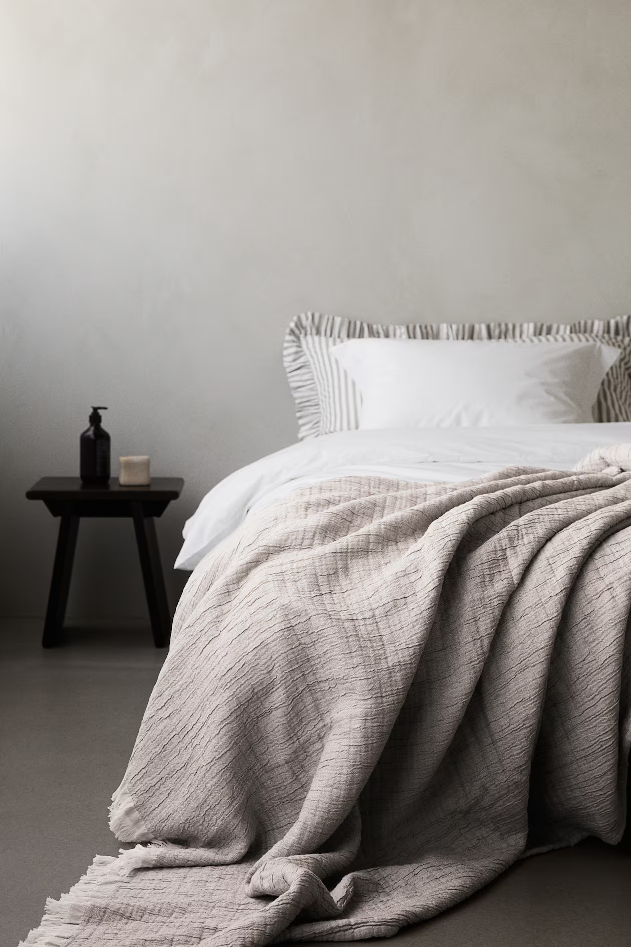Fringe-trimmed Bedspread - Light taupe - Home All | H&M US | H&M (US + CA)